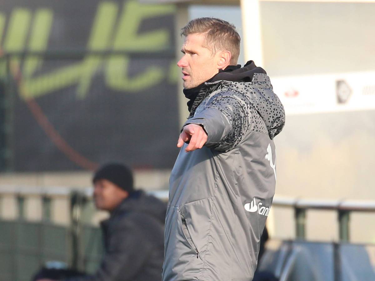 Trainer der U19 von Borussia Mönchengladbach zeigt während eines Spiels etwas an.