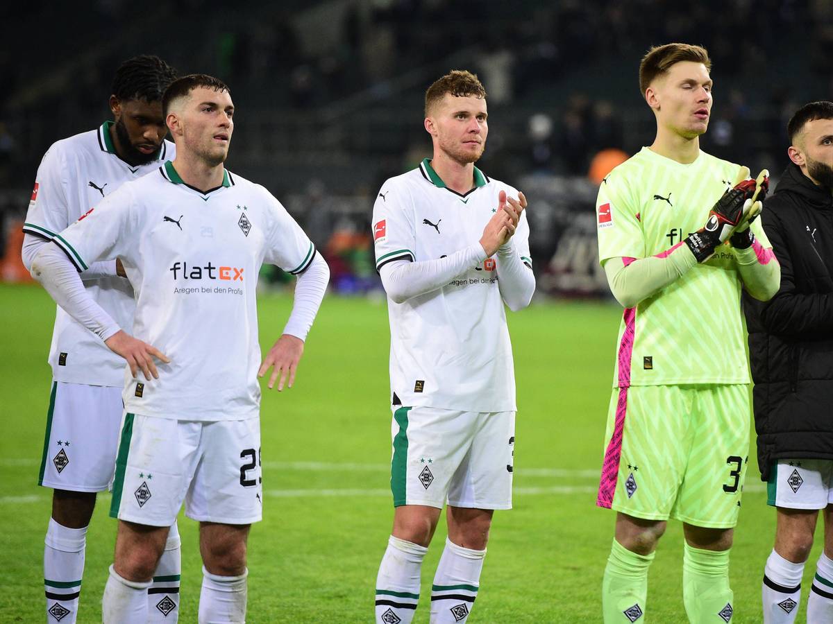 Spieler von Borussia Mönchengladbach klatschen mit enttäuschenden Gesichtern.