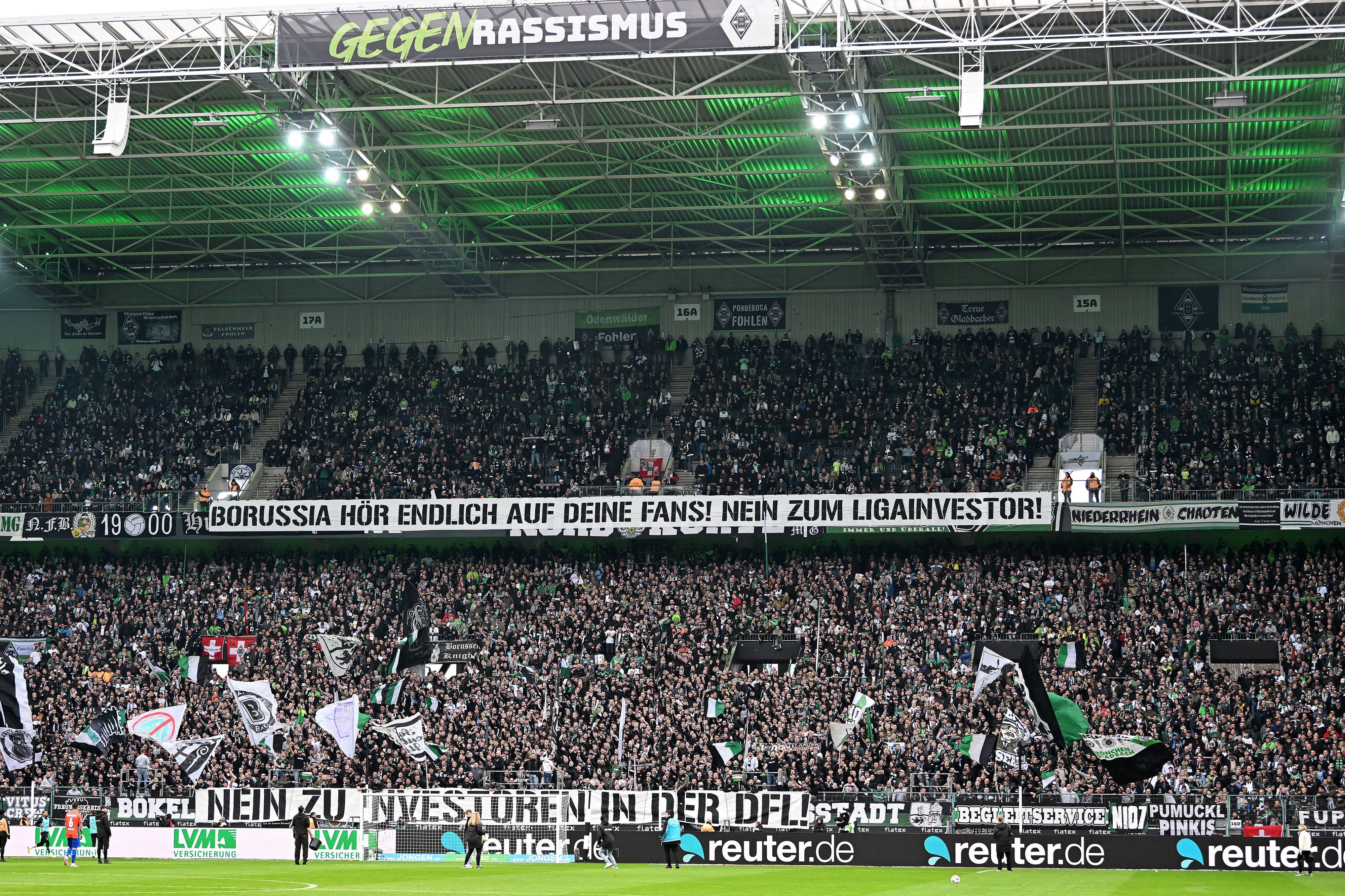 Fans von Borussia Mönchengladbach mit einem Transparent während eines Heimspiels.