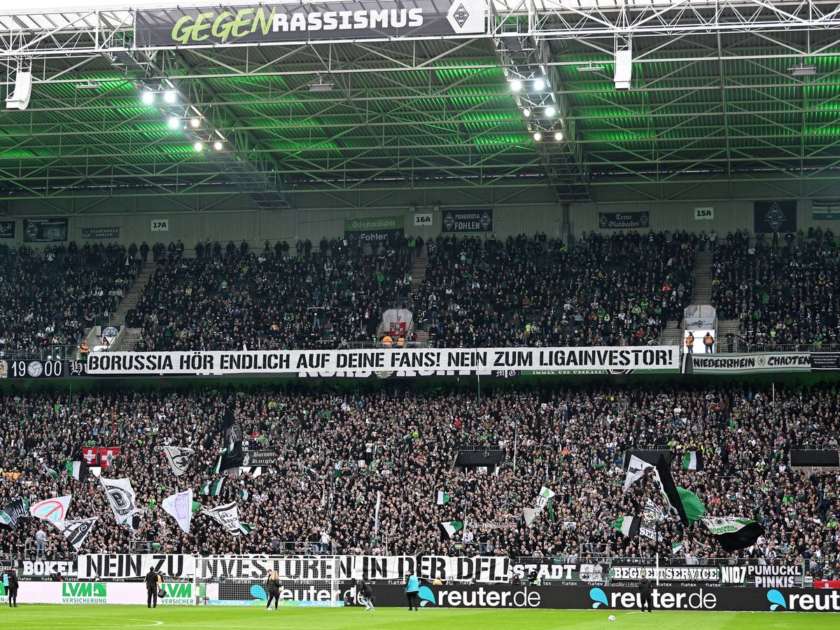 Fans von Borussia Mönchengladbach mit einem Transparent während eines Heimspiels.