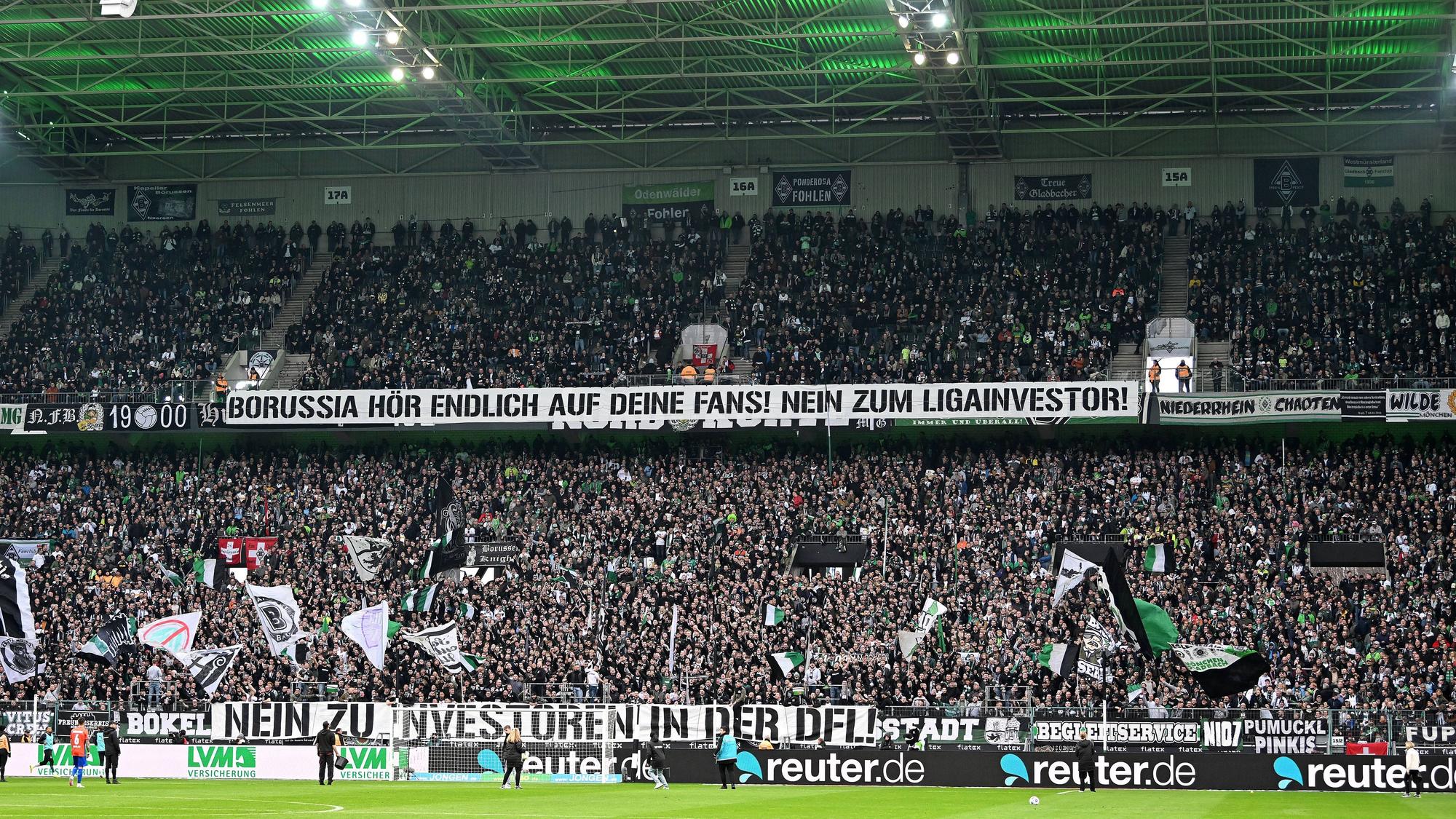 Fans von Borussia Mönchengladbach mit einem Transparent während eines Heimspiels.