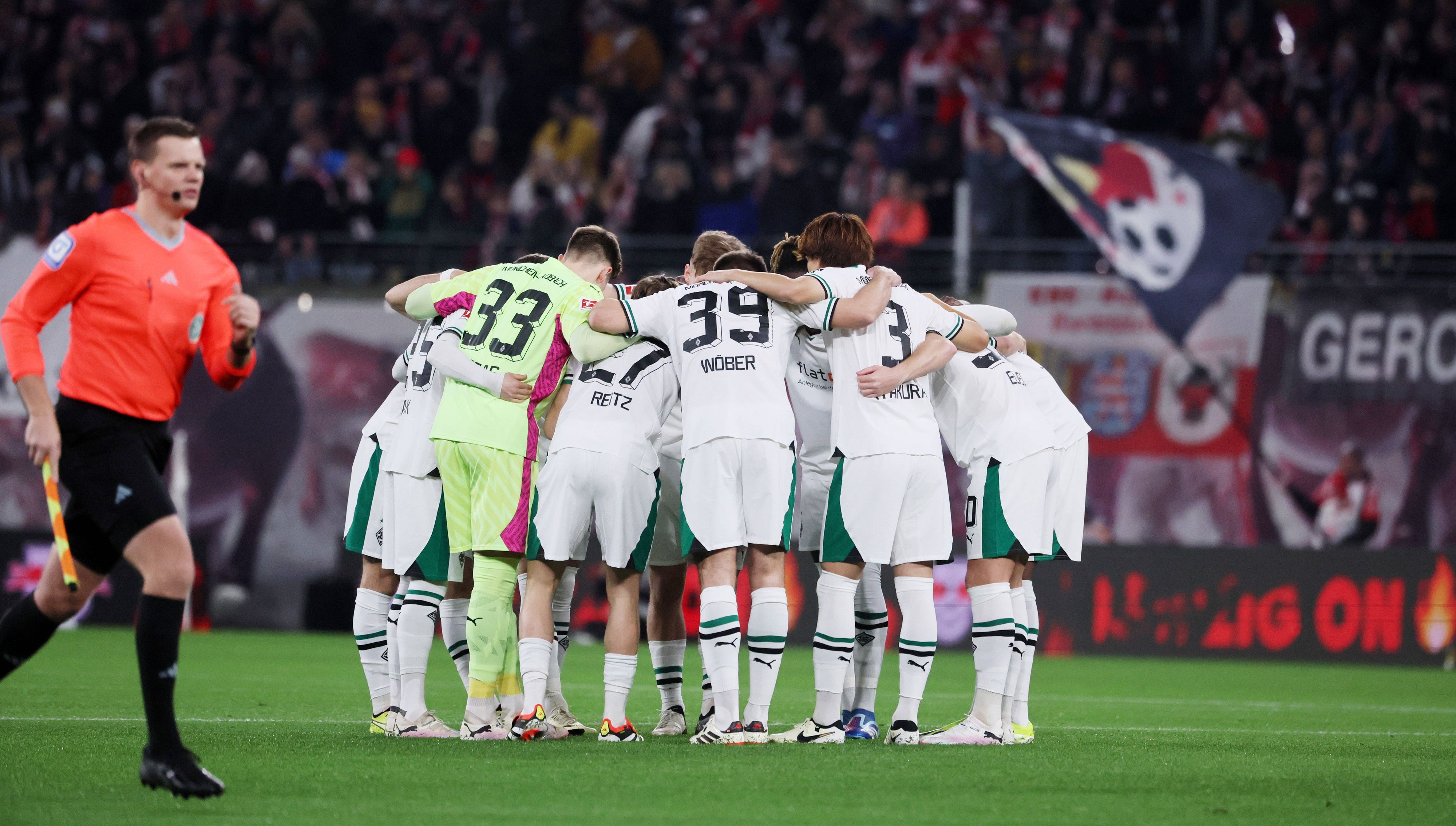 Borussia-Spieler im Kreis.