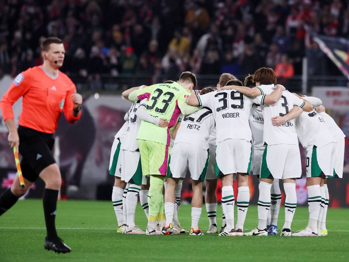 Borussia-Spieler im Kreis.