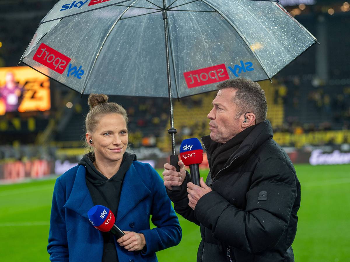 Tabea Kemme und Lothar Matthäus am Spielfeldrand.