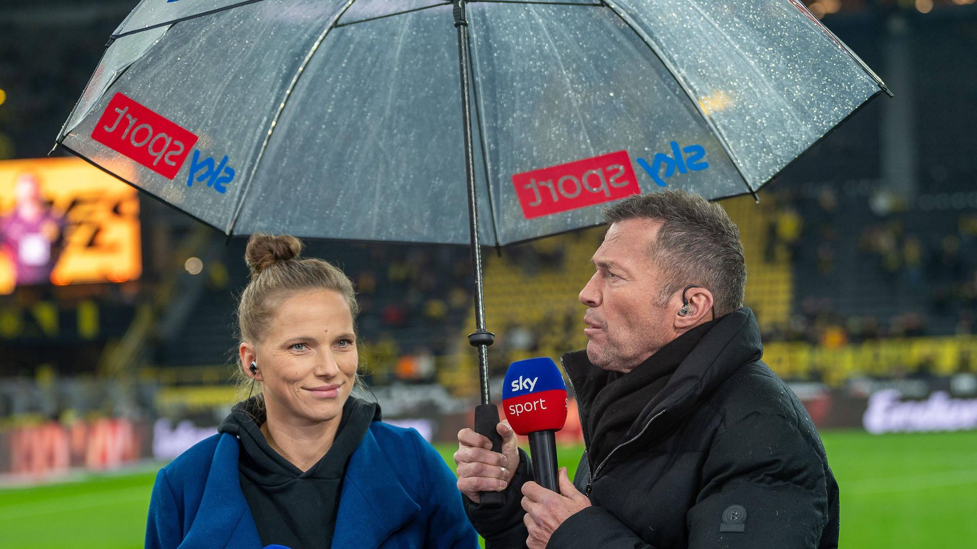 Tabea Kemme und Lothar Matthäus am Spielfeldrand.