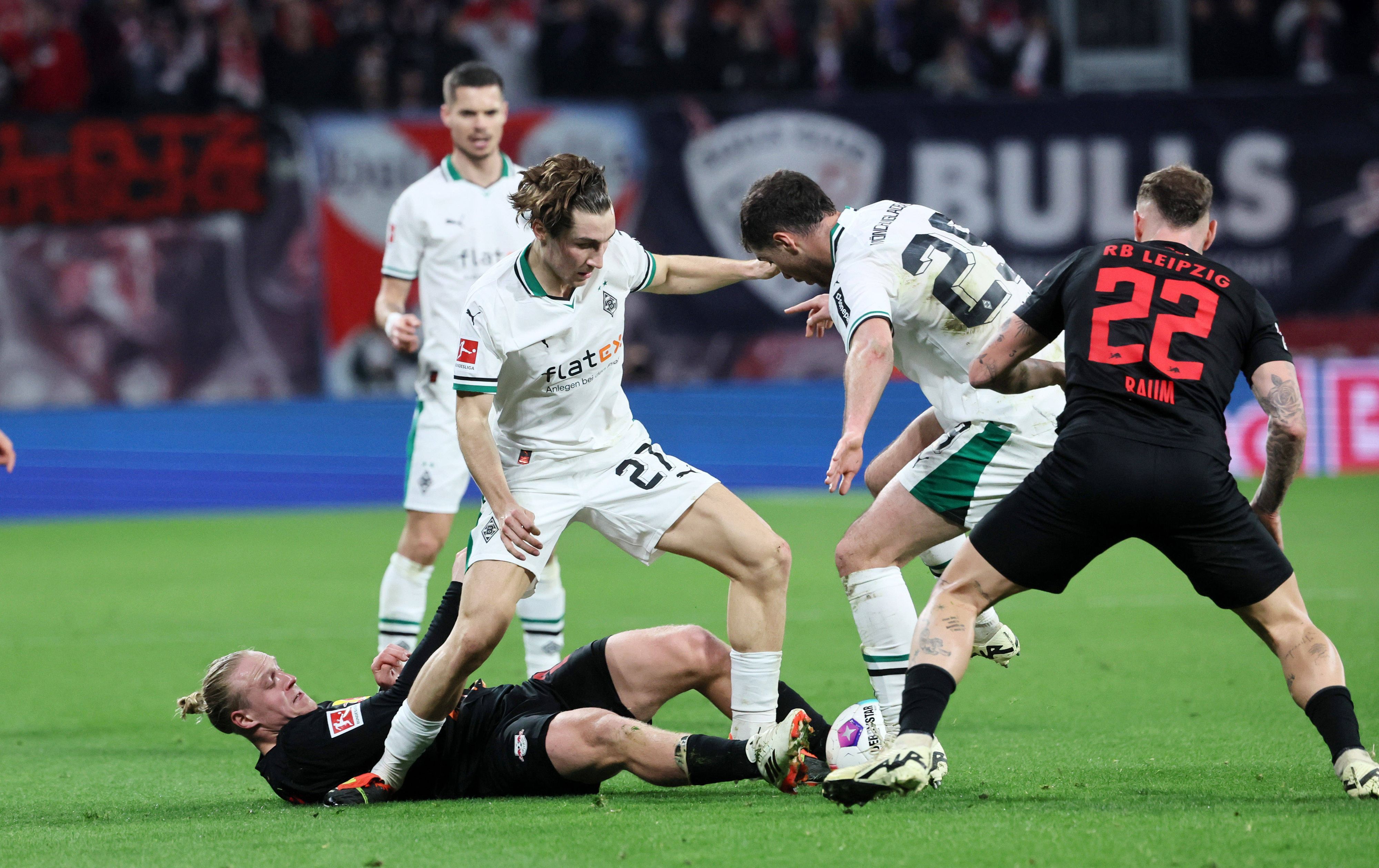 Rocco Reitz und Joe Scally im Kampf um den Ball.