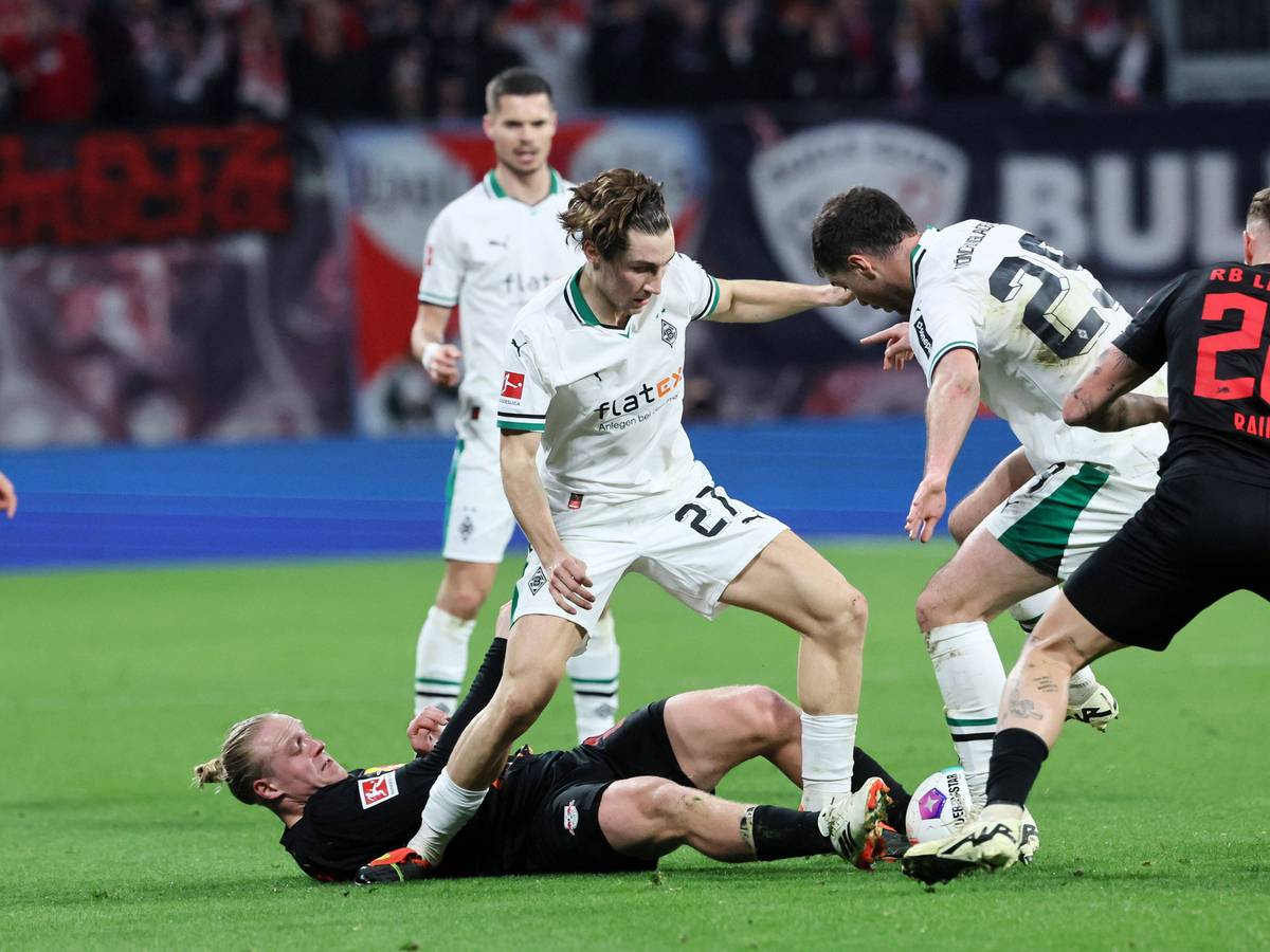 Rocco Reitz und Joe Scally im Kampf um den Ball.