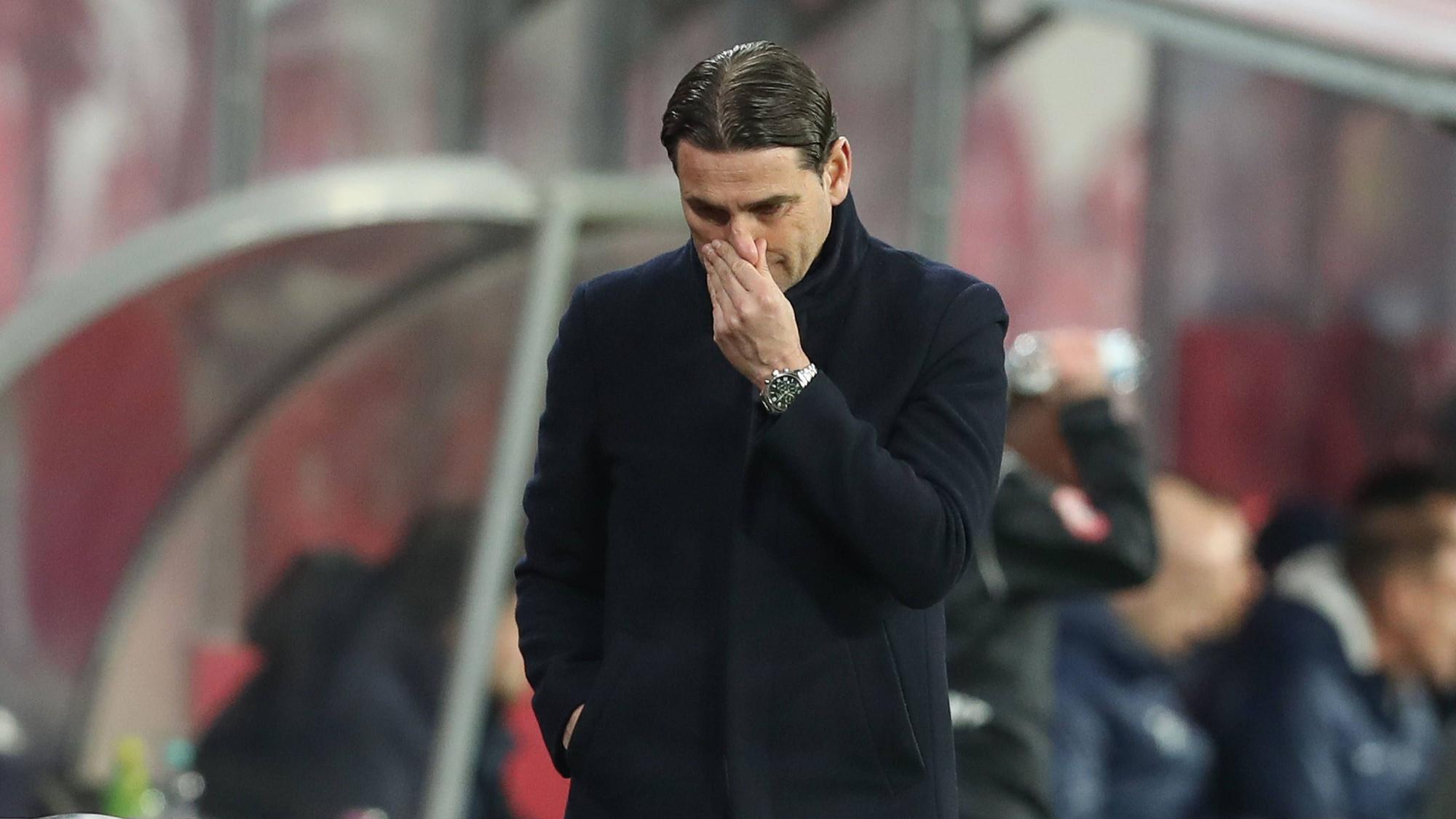 Gerardo Seoane greift sich unzufrieden an die Nase.