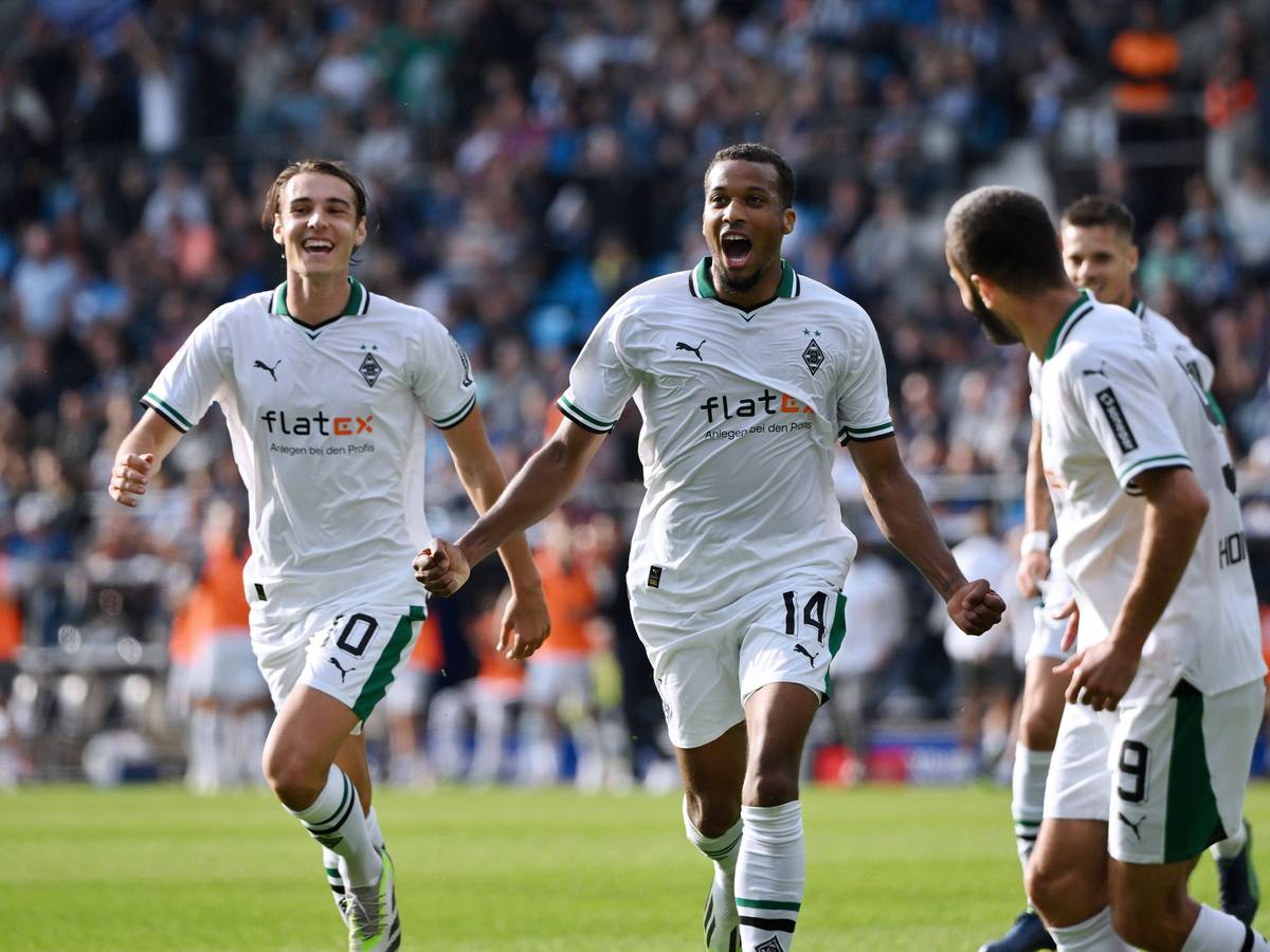 Florian Neuhaus und Alasanne Plea lachen und jubeln im Borussia-Trikot.