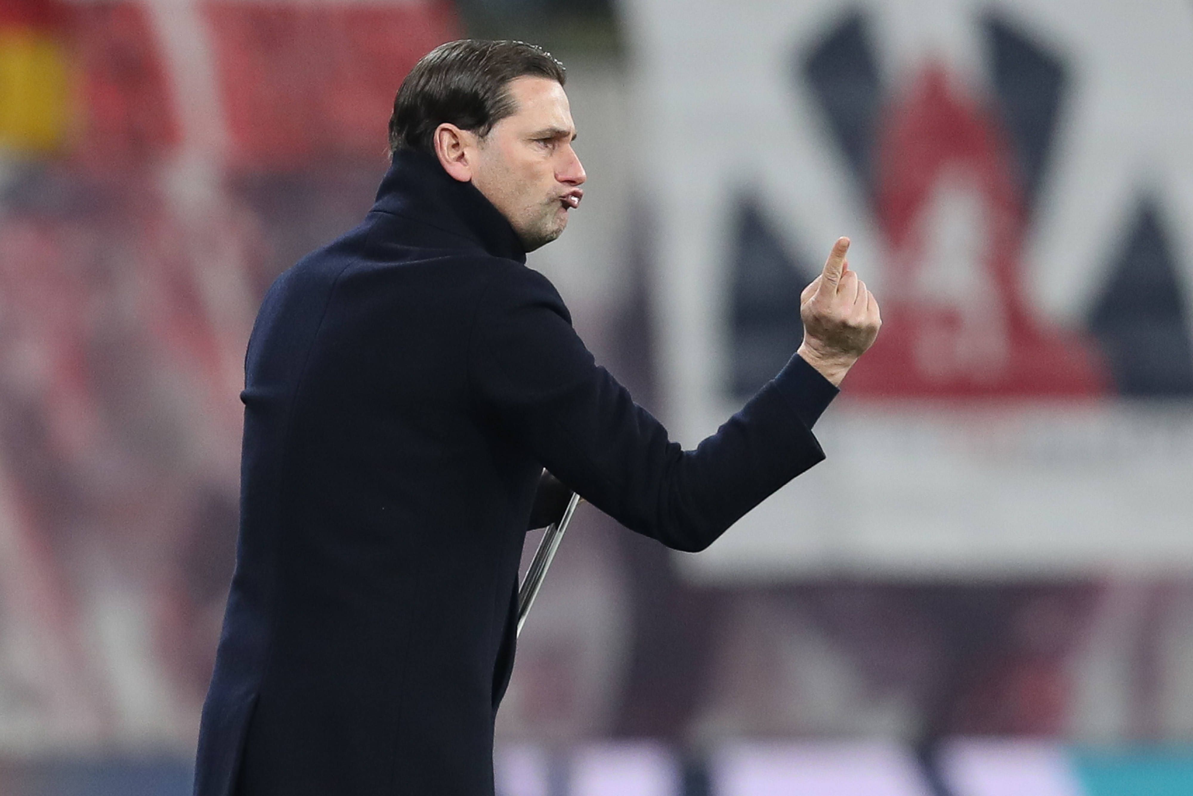 Gerardo Seoane gibt Anweisungen mit seiner rechten Hand.