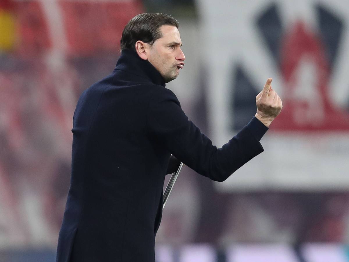 Gerardo Seoane gibt Anweisungen mit seiner rechten Hand.