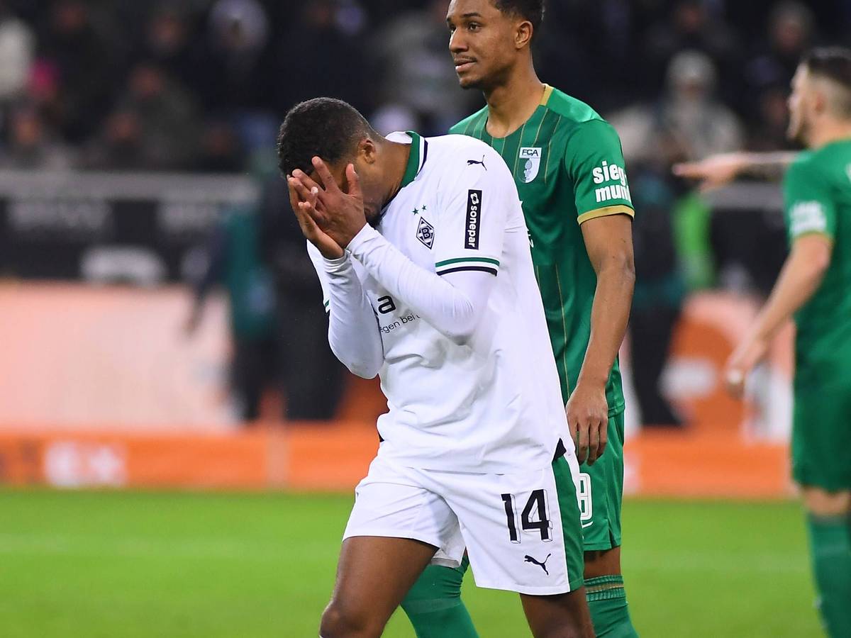 Alassane Plea vergräbt sein Gesicht in seinen Händen.