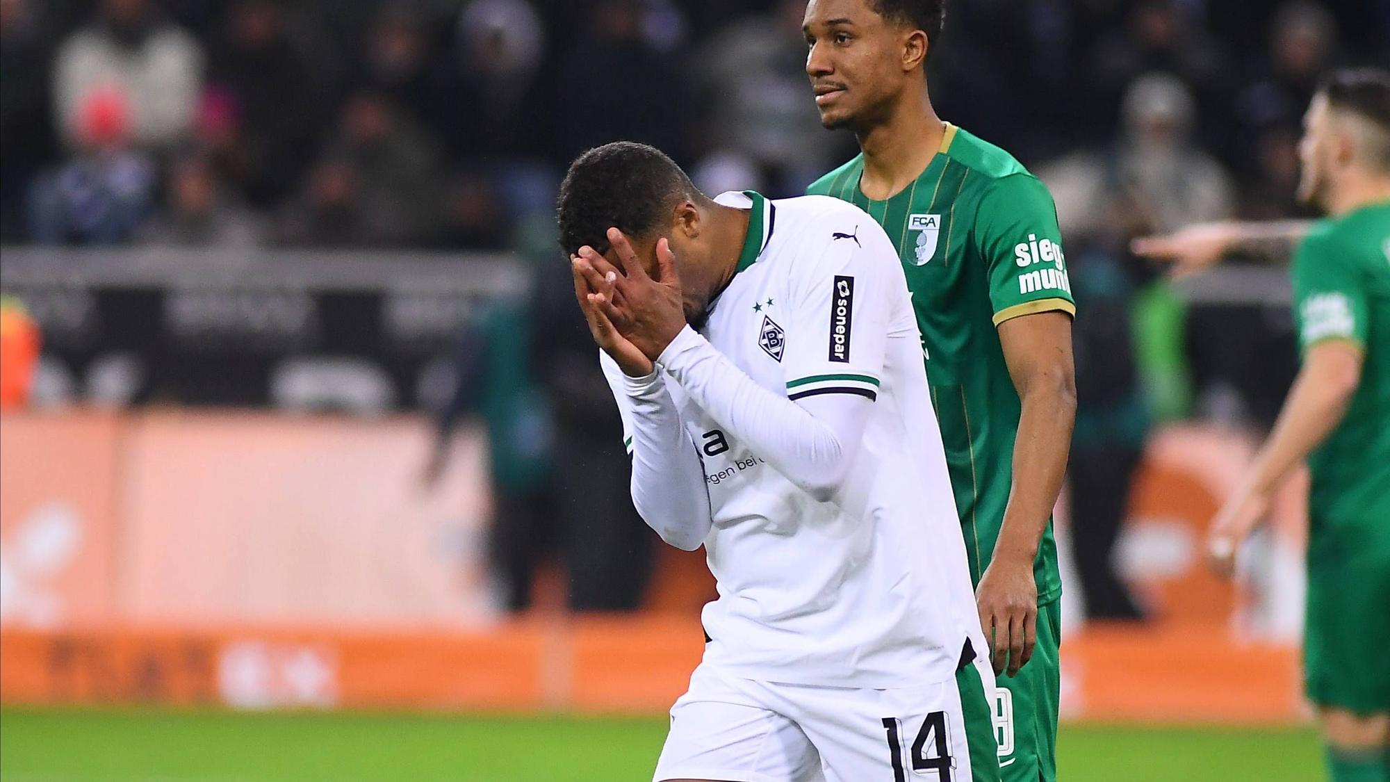 Alassane Plea vergräbt sein Gesicht in seinen Händen.
