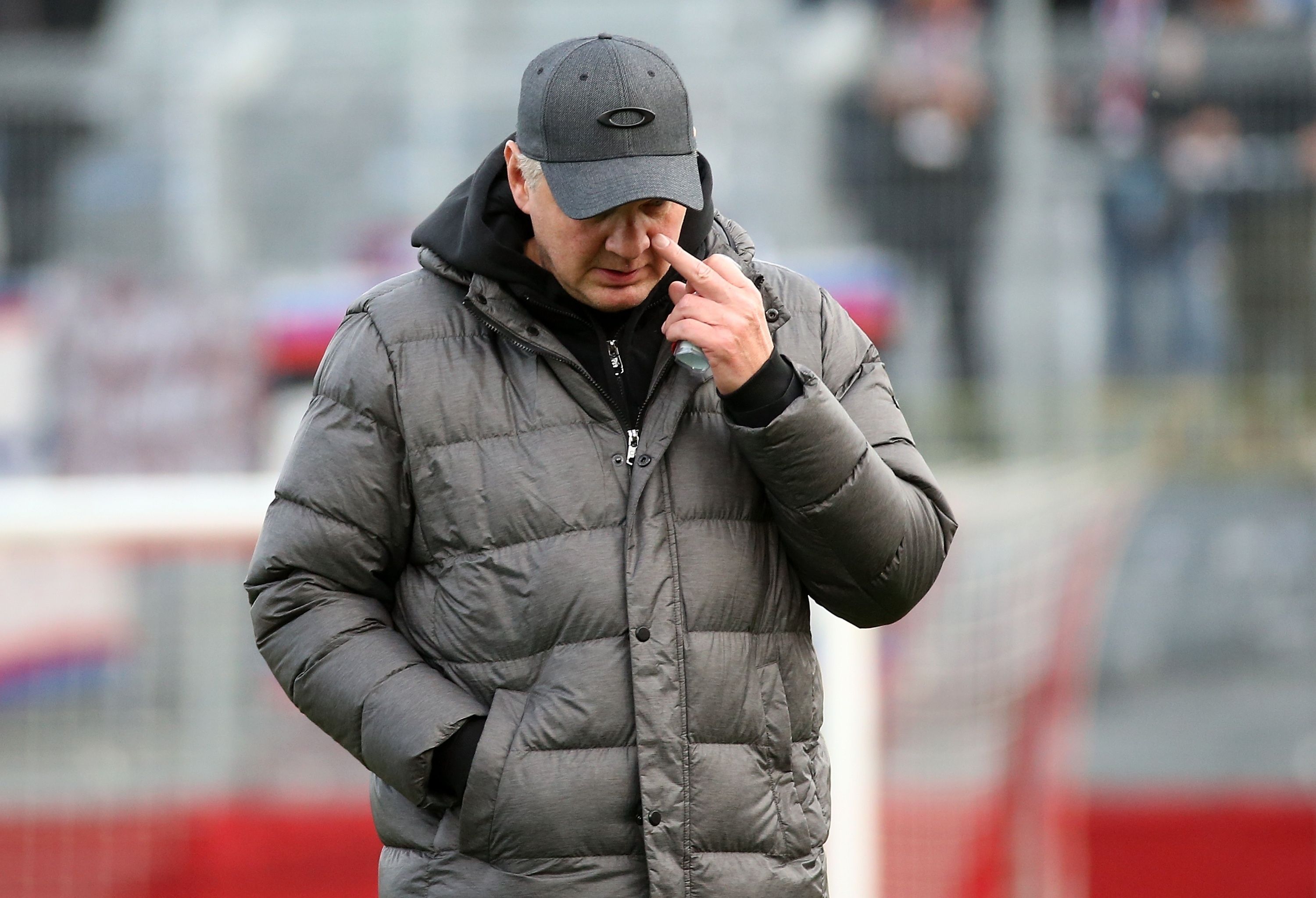 Stefan Effenberg fasst sich mit der linken Hand ins Gesicht.
