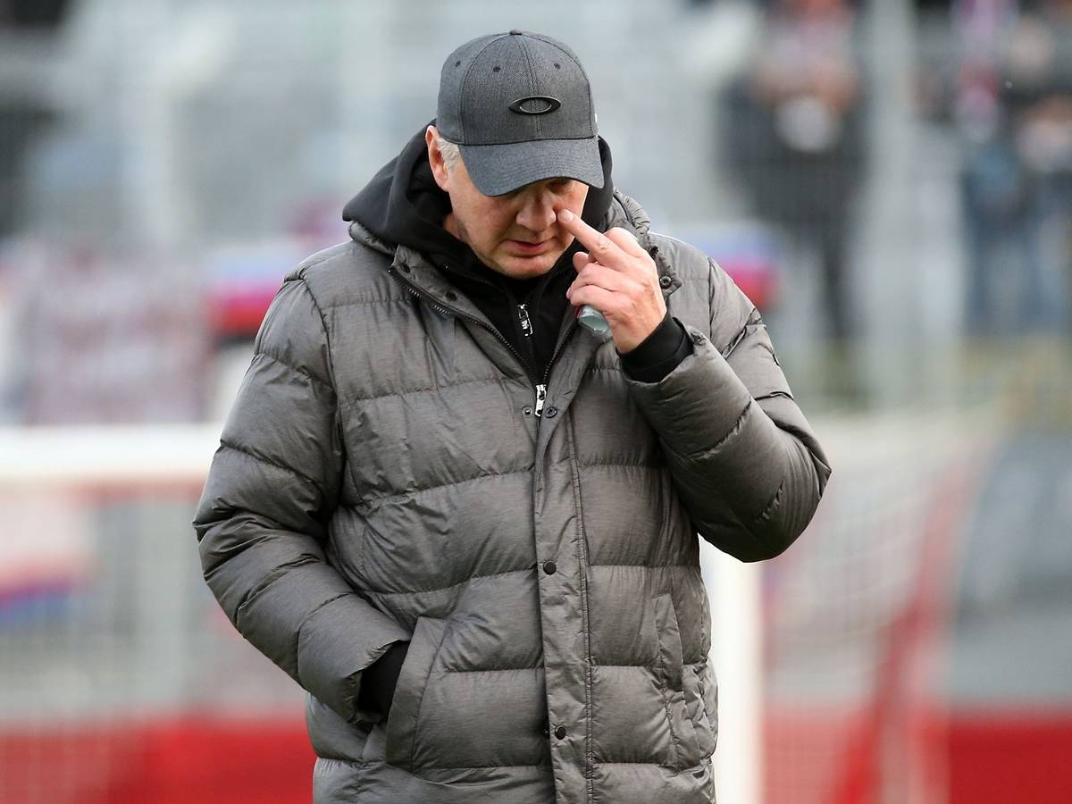 Stefan Effenberg fasst sich mit der linken Hand ins Gesicht.