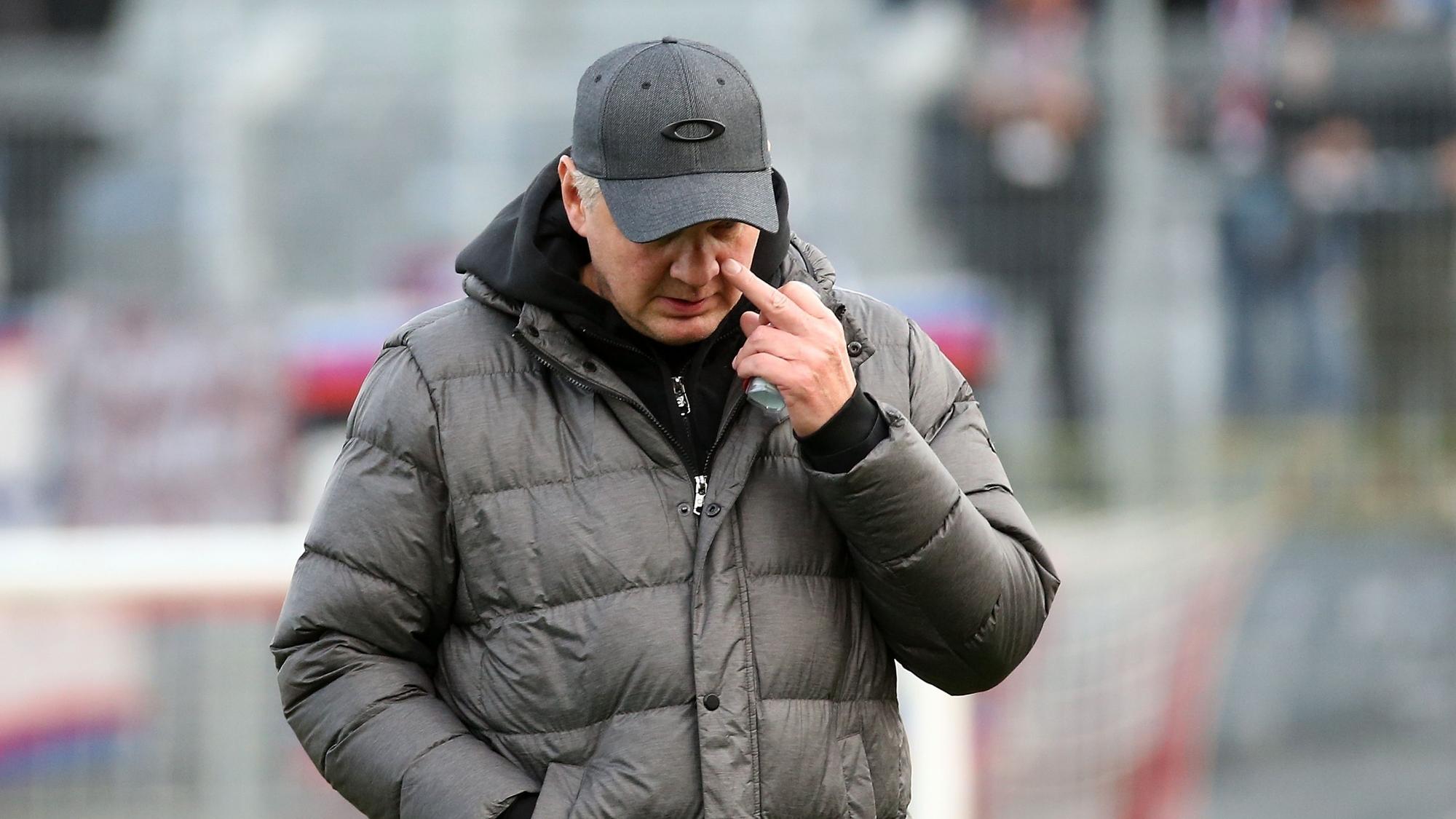 Stefan Effenberg fasst sich mit der linken Hand ins Gesicht.