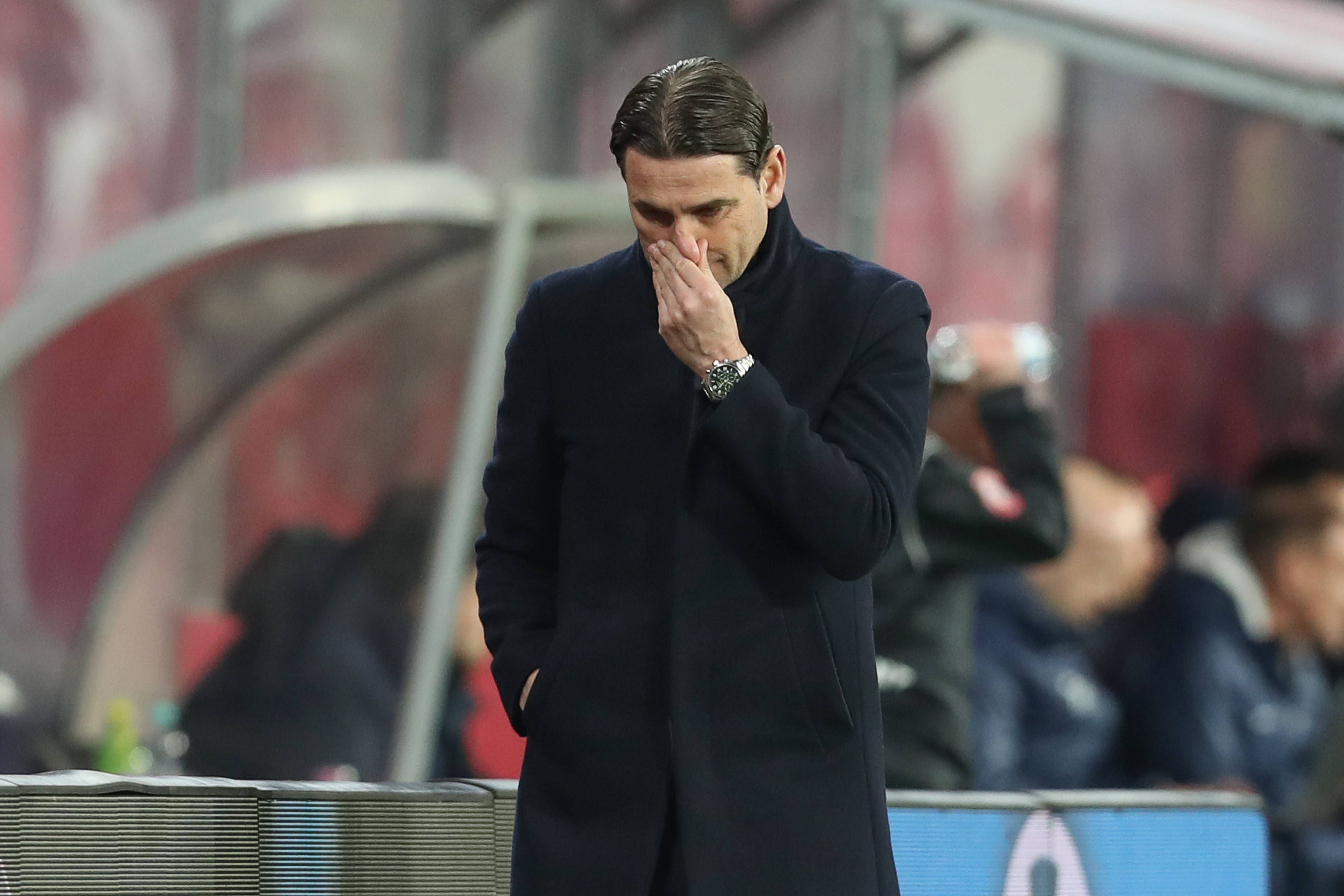 Gerardo Seoane fasst sich an die Nase.