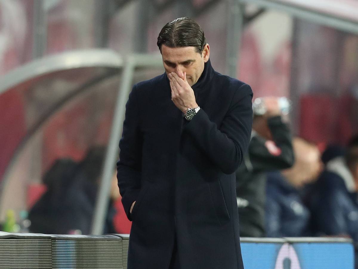 Gerardo Seoane fasst sich an die Nase.