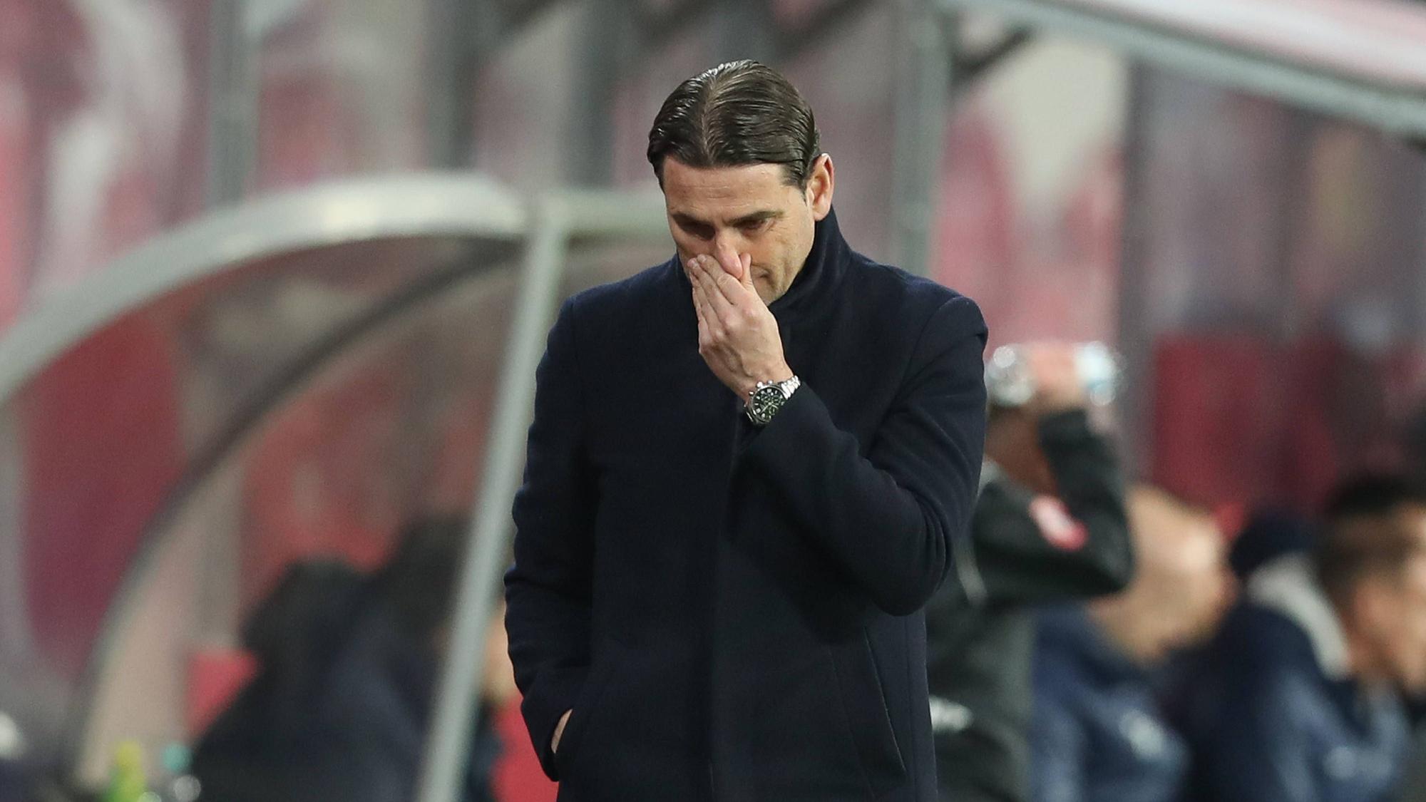 Gerardo Seoane fasst sich an die Nase.