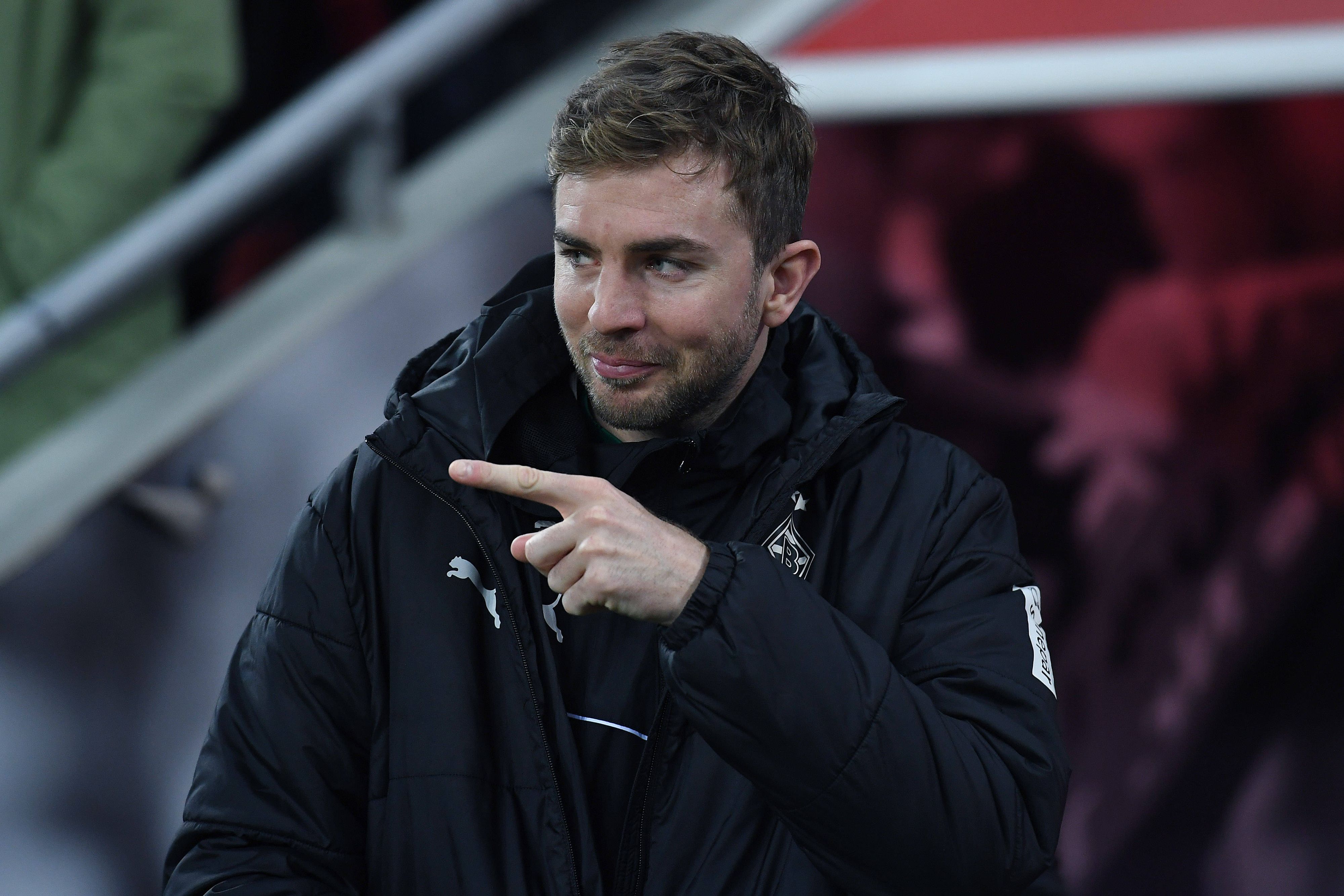 Spieler von Borussia Mönchengladbach grinst und streckt den rechten Zeigenfinger heraus.