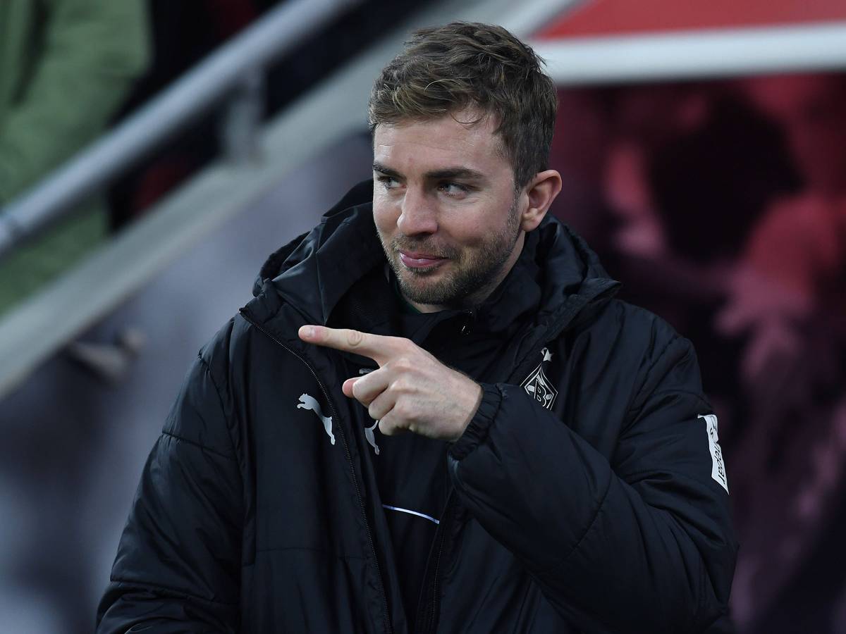Spieler von Borussia Mönchengladbach grinst und streckt den rechten Zeigenfinger heraus.
