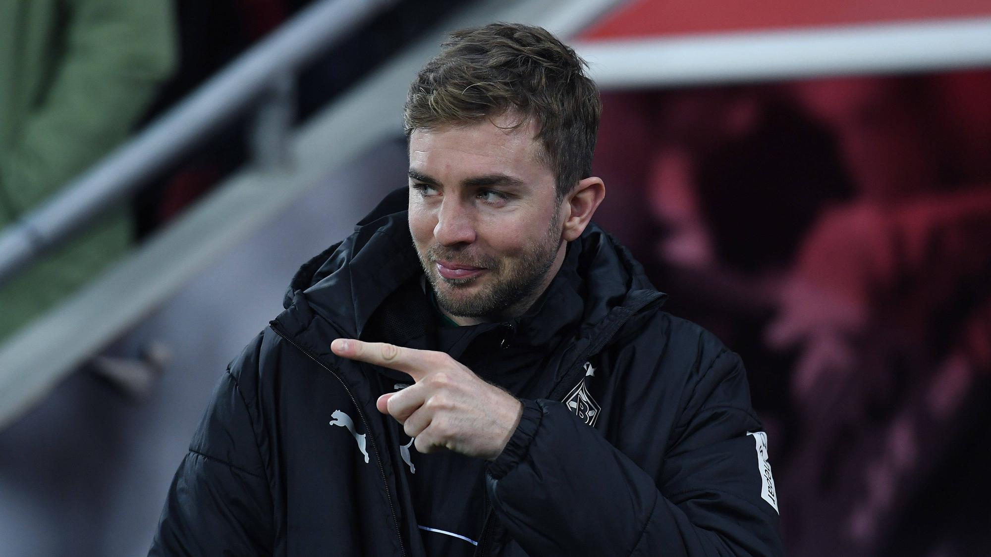 Spieler von Borussia Mönchengladbach grinst und streckt den rechten Zeigenfinger heraus.