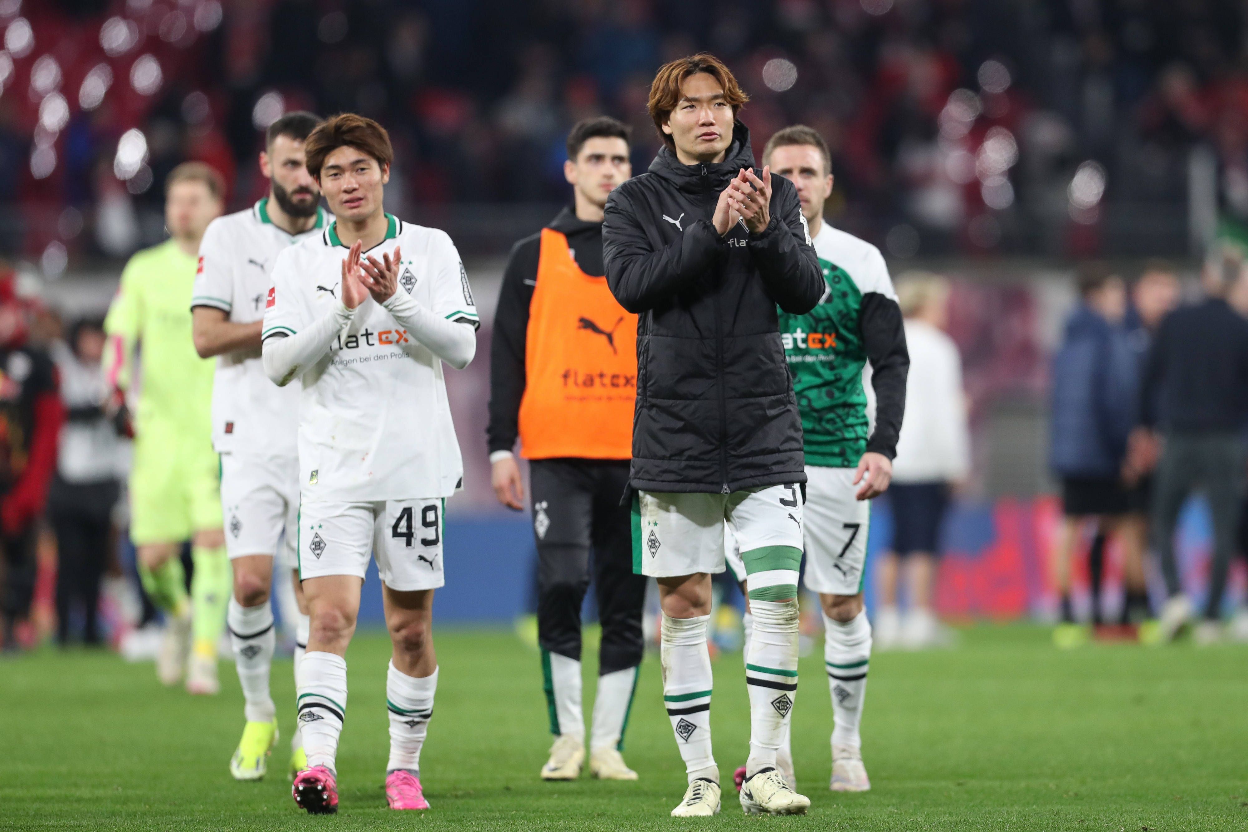Zwei Spieler von Borussia Mönchengladbach applaudieren.