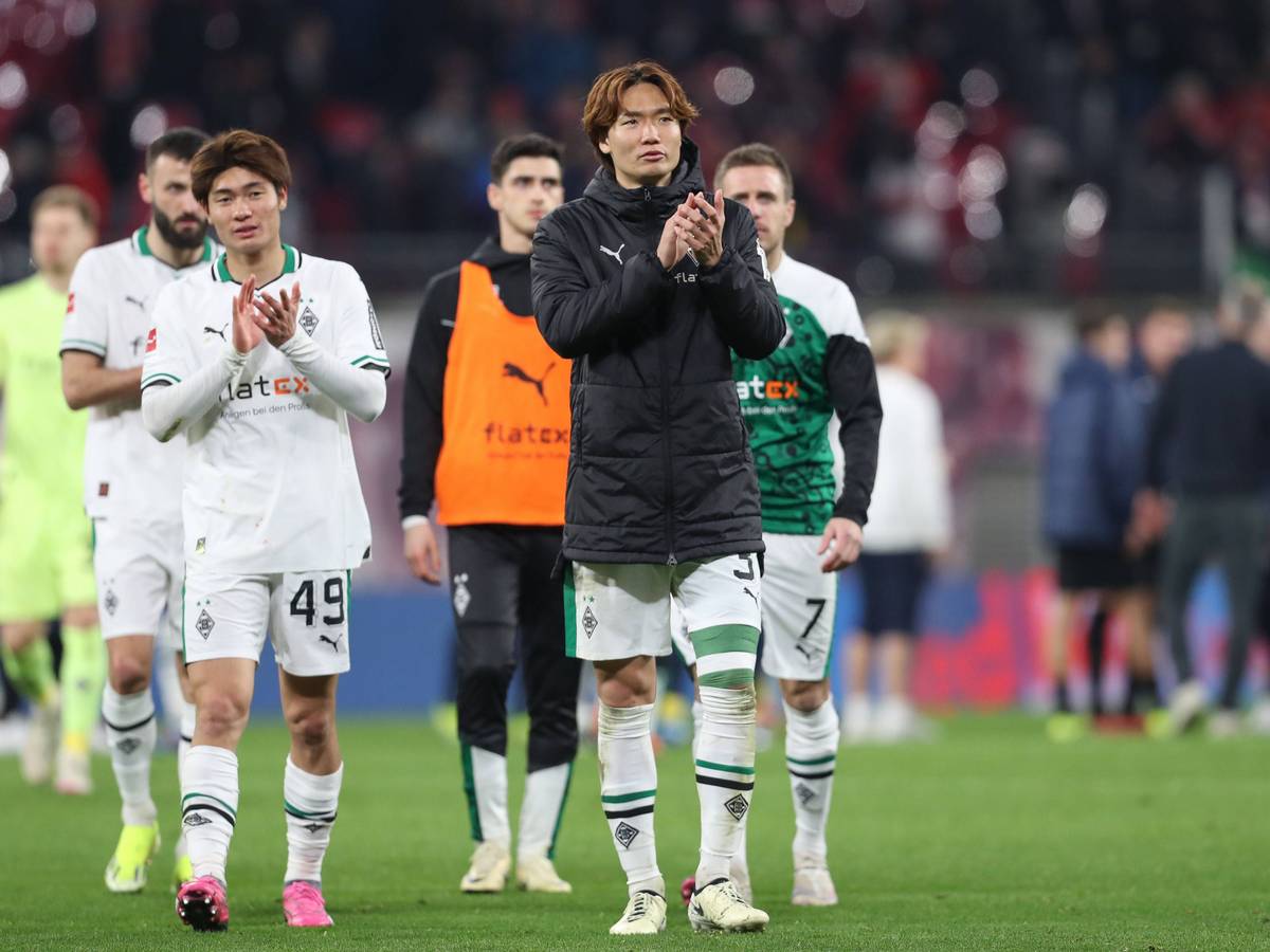 Zwei Spieler von Borussia Mönchengladbach applaudieren.