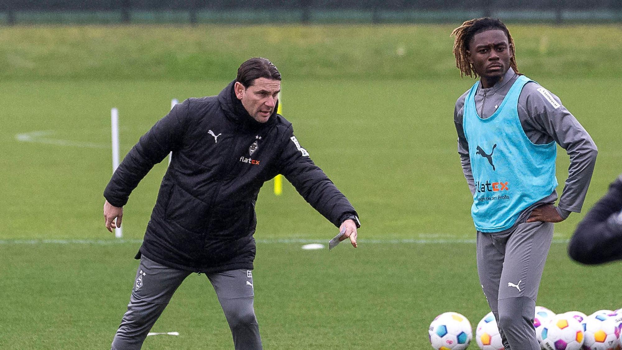 Manu Koné bekommt Anweisungen von Gerardo Seoane.