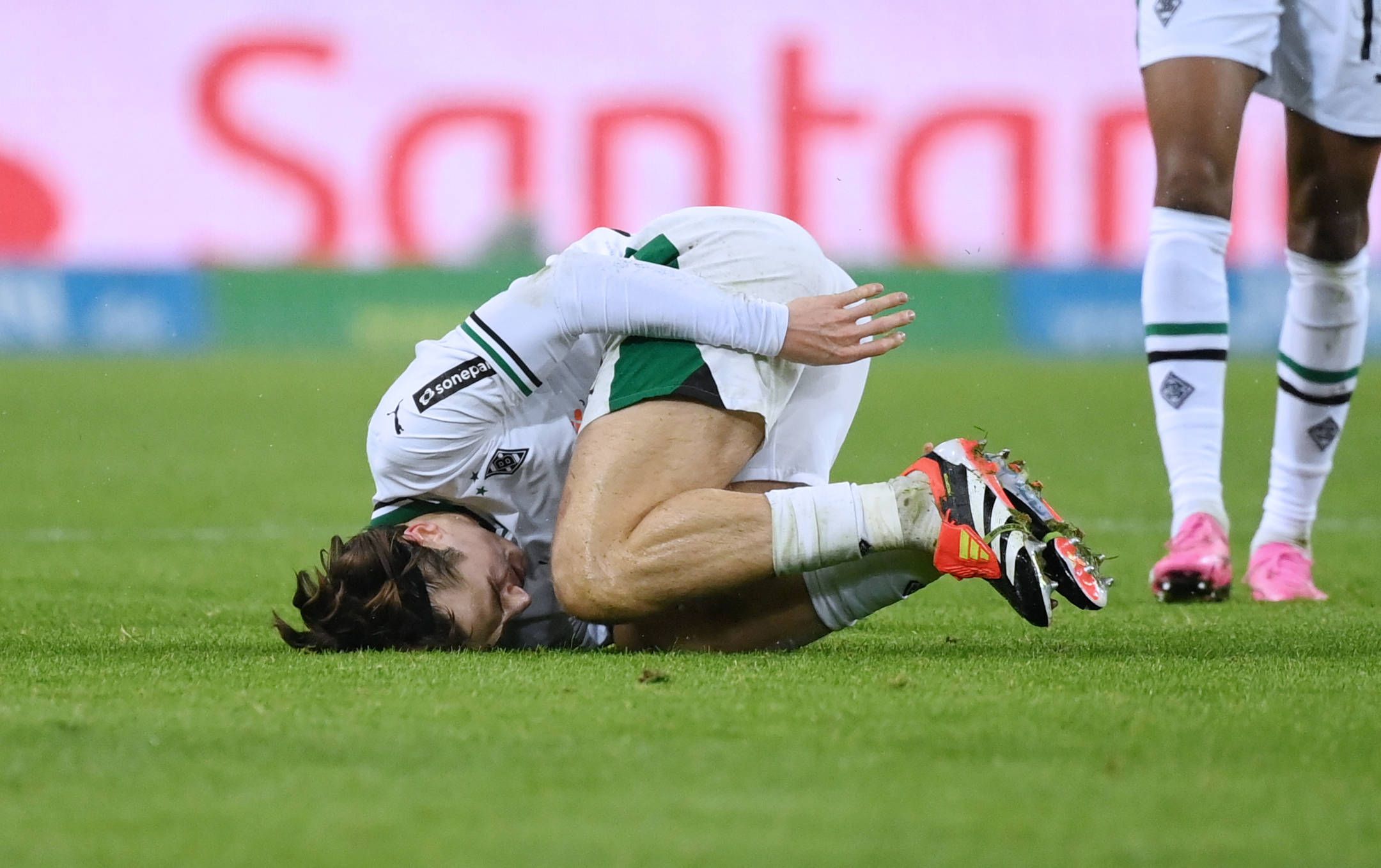Gerardo Seoane liegt auf dem Boden.