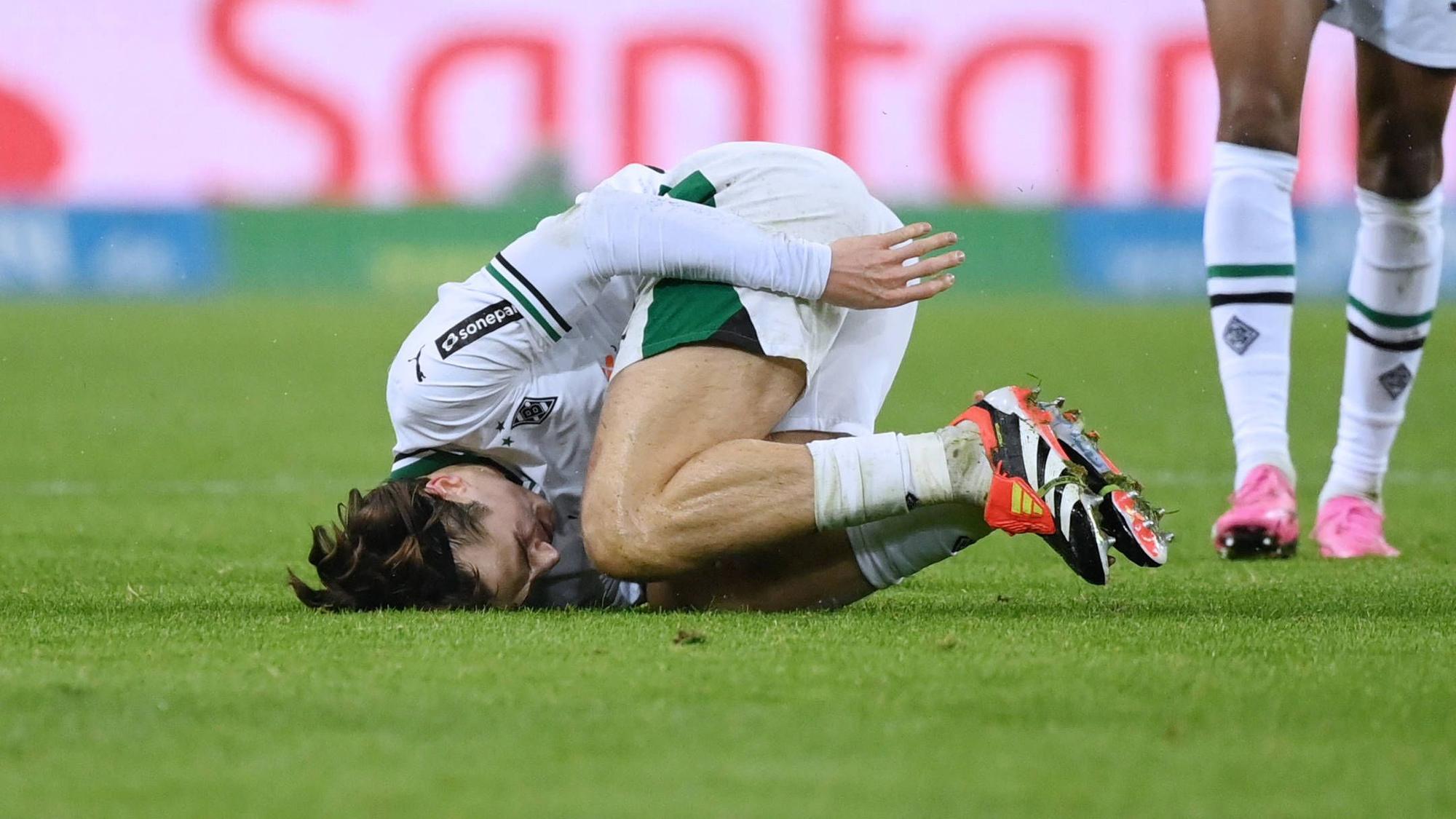 Gerardo Seoane liegt auf dem Boden.