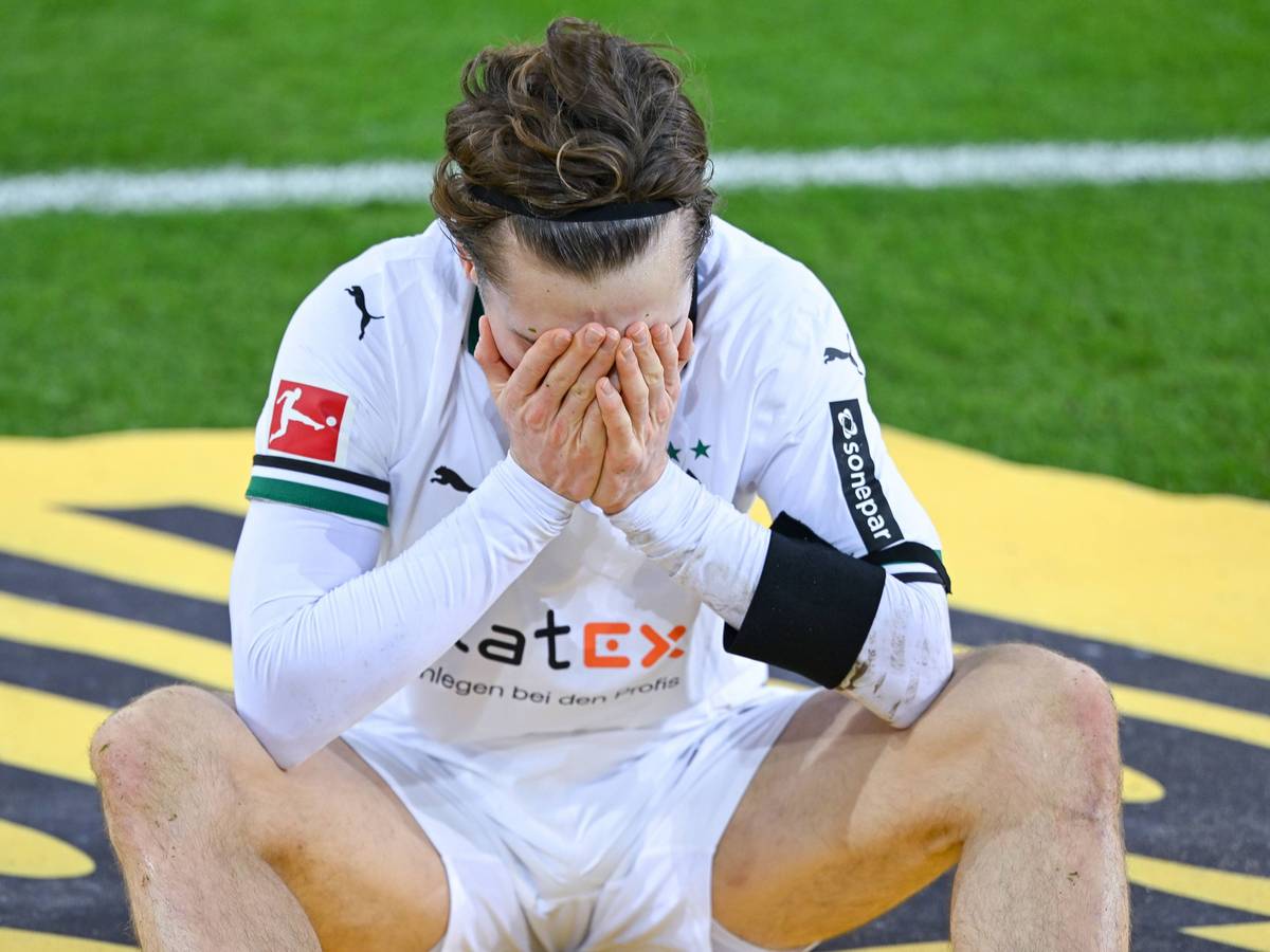 Rocco Reitz hält sich die Hand vor das Gesicht.