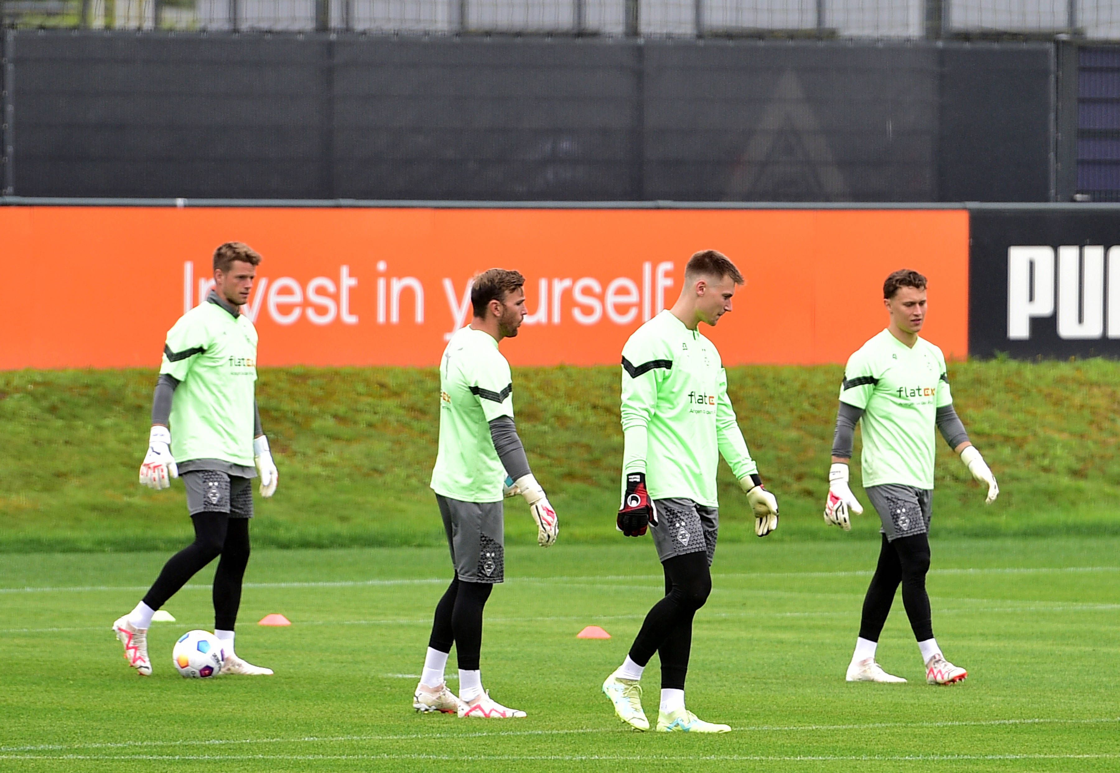 Die vier Torhüter von Gladbach Jonas Omlin, Tobias Sipper, Moritz Nicolas und Jan Olschowsky im Training.