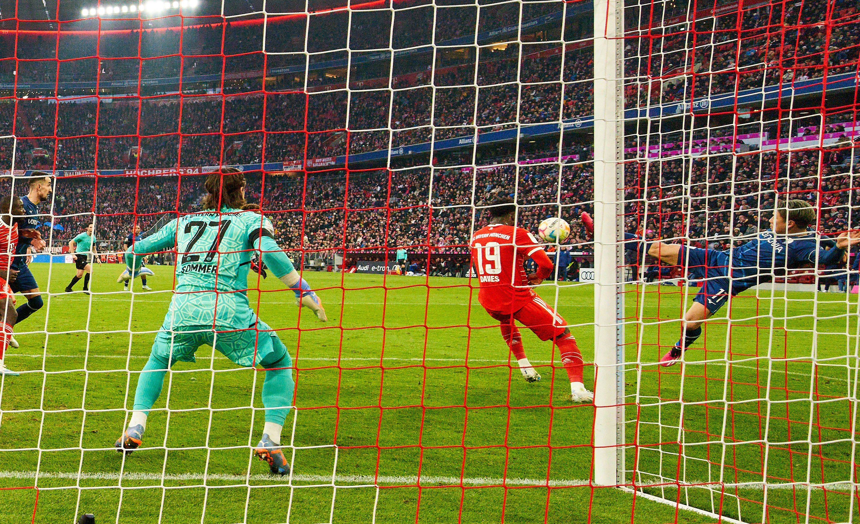 Yann Sommer wartet auf einen Abschluss im Spiel des FC Bayern gegen Bochum.