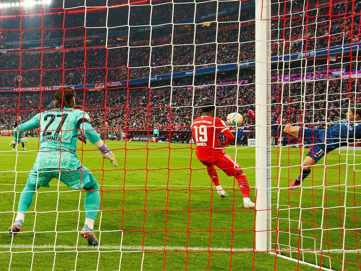Yann Sommer wartet auf einen Abschluss im Spiel des FC Bayern gegen Bochum.