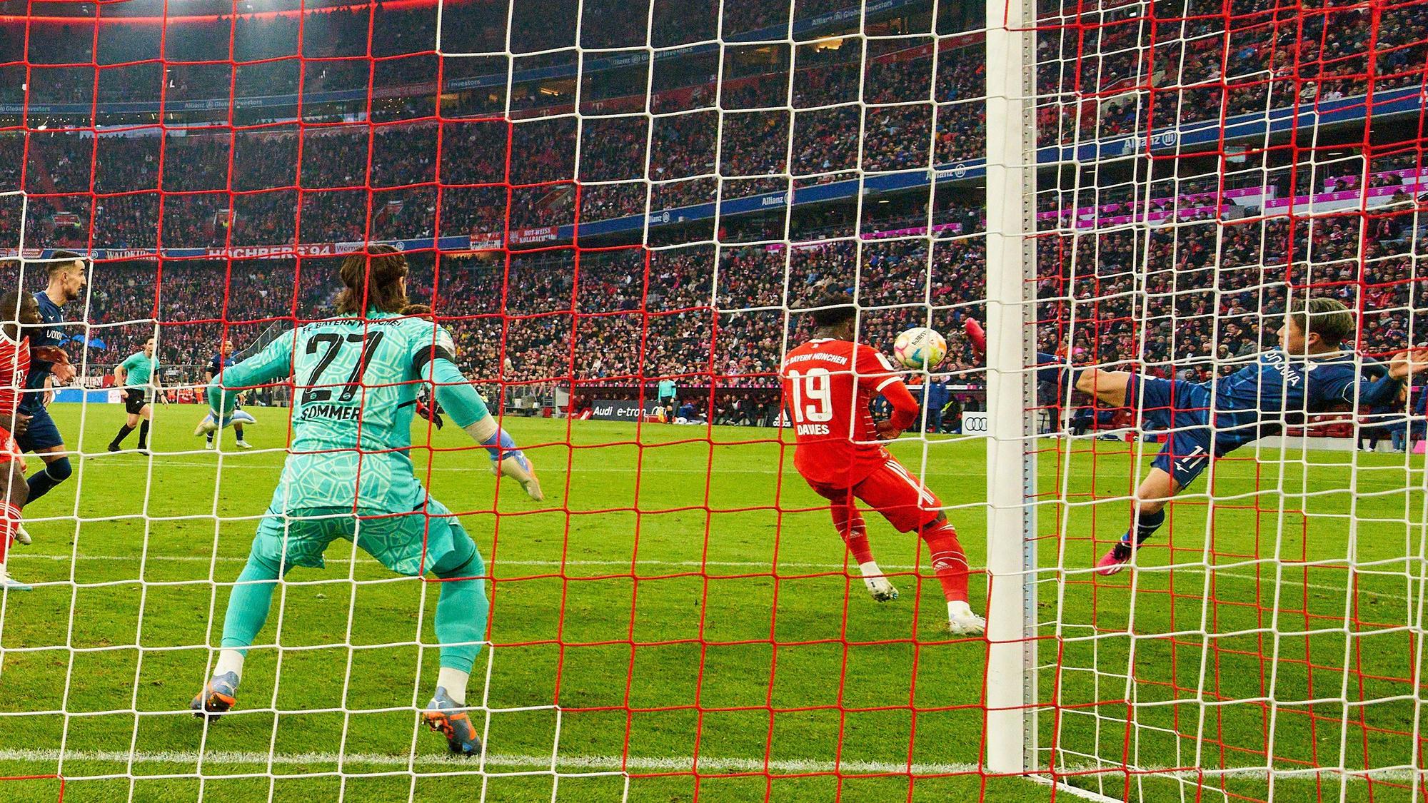 Yann Sommer wartet auf einen Abschluss im Spiel des FC Bayern gegen Bochum.