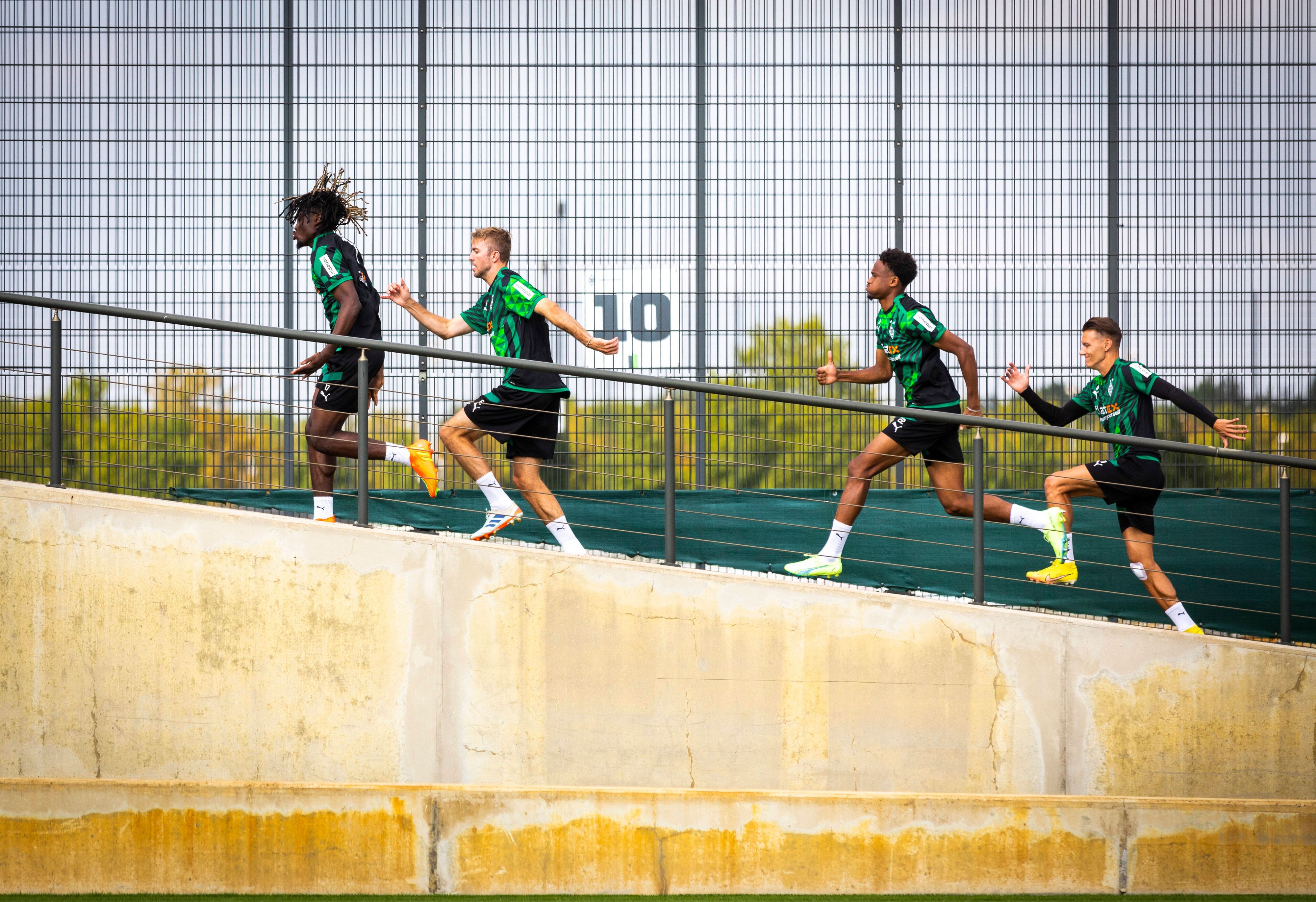 Manu Koné, Christoph Kramer, Nathan Ngoumou und Hannes Wolf sprinten eine Steigung am Borussia-Park hoch.