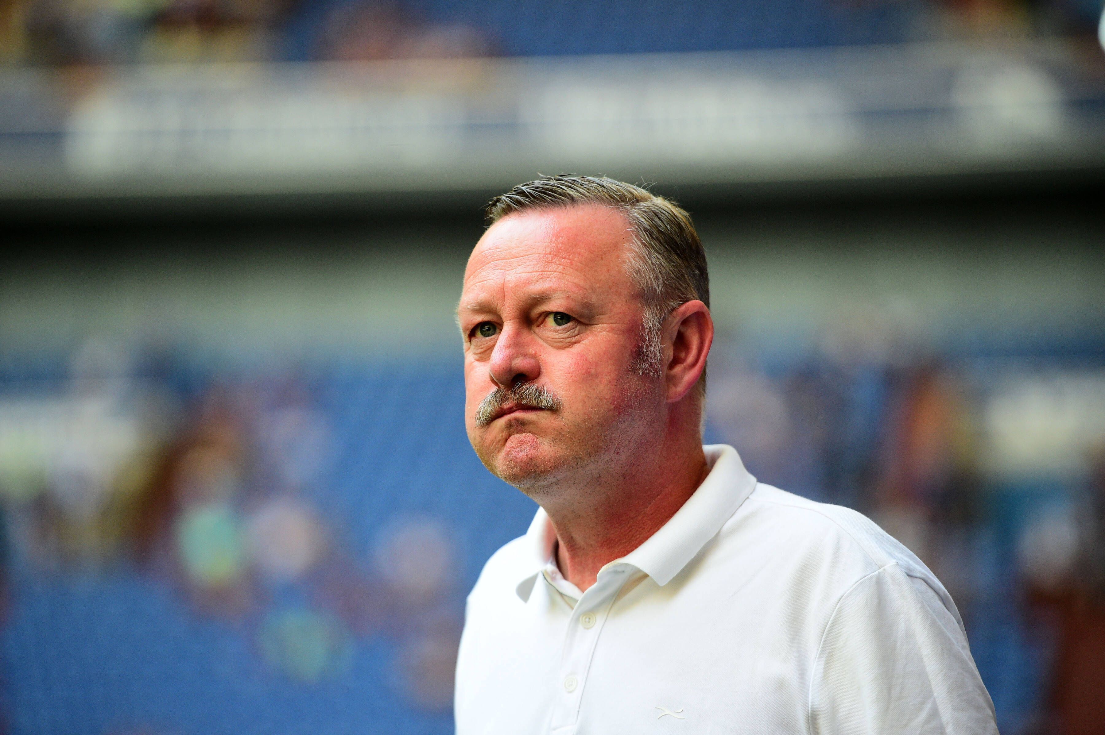 Roland Virkus am Spielfeldrand.