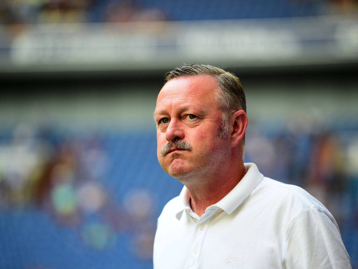 Roland Virkus am Spielfeldrand.
