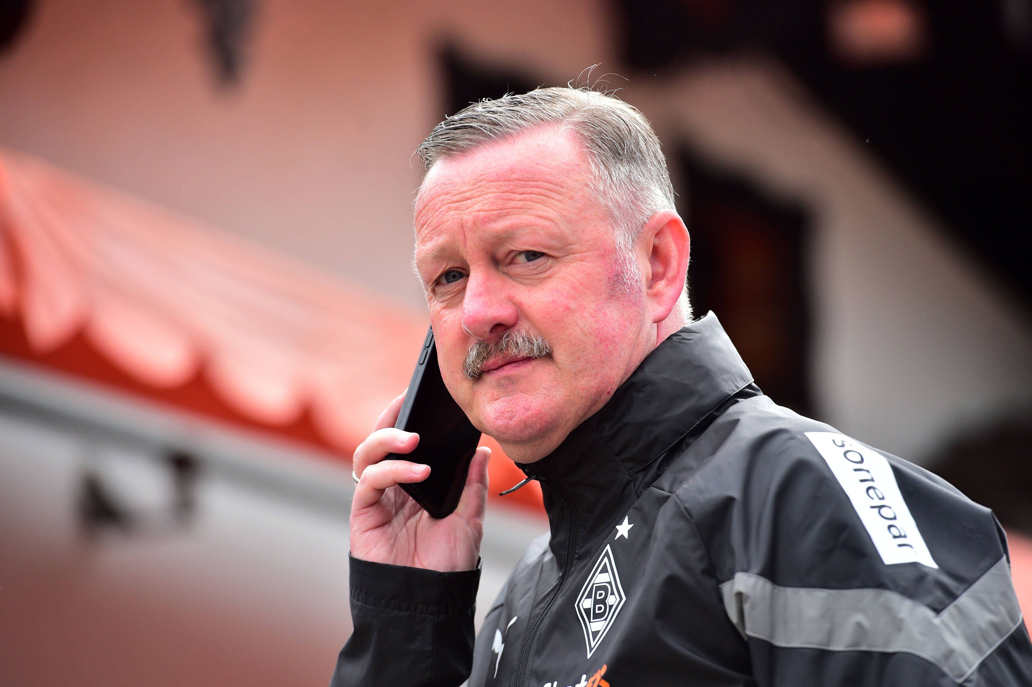 Roland Virkus am Telefon.