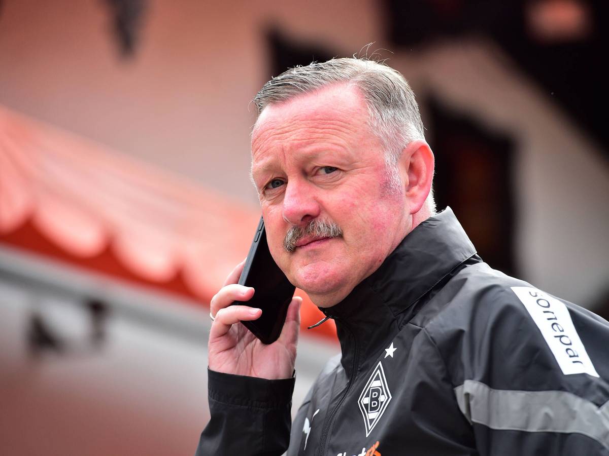 Roland Virkus am Telefon.