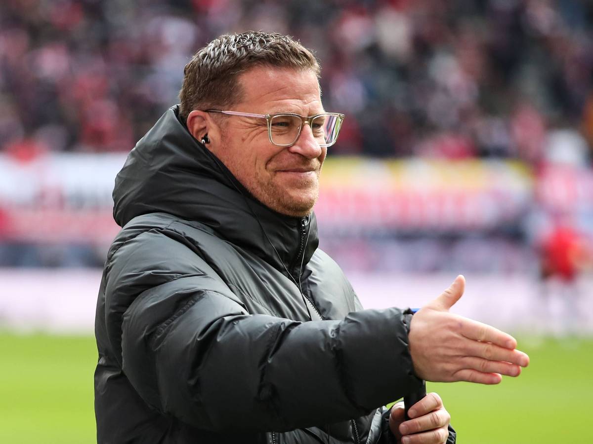 Max Eberl streckt seine rechte Hand zum Handshake raus.