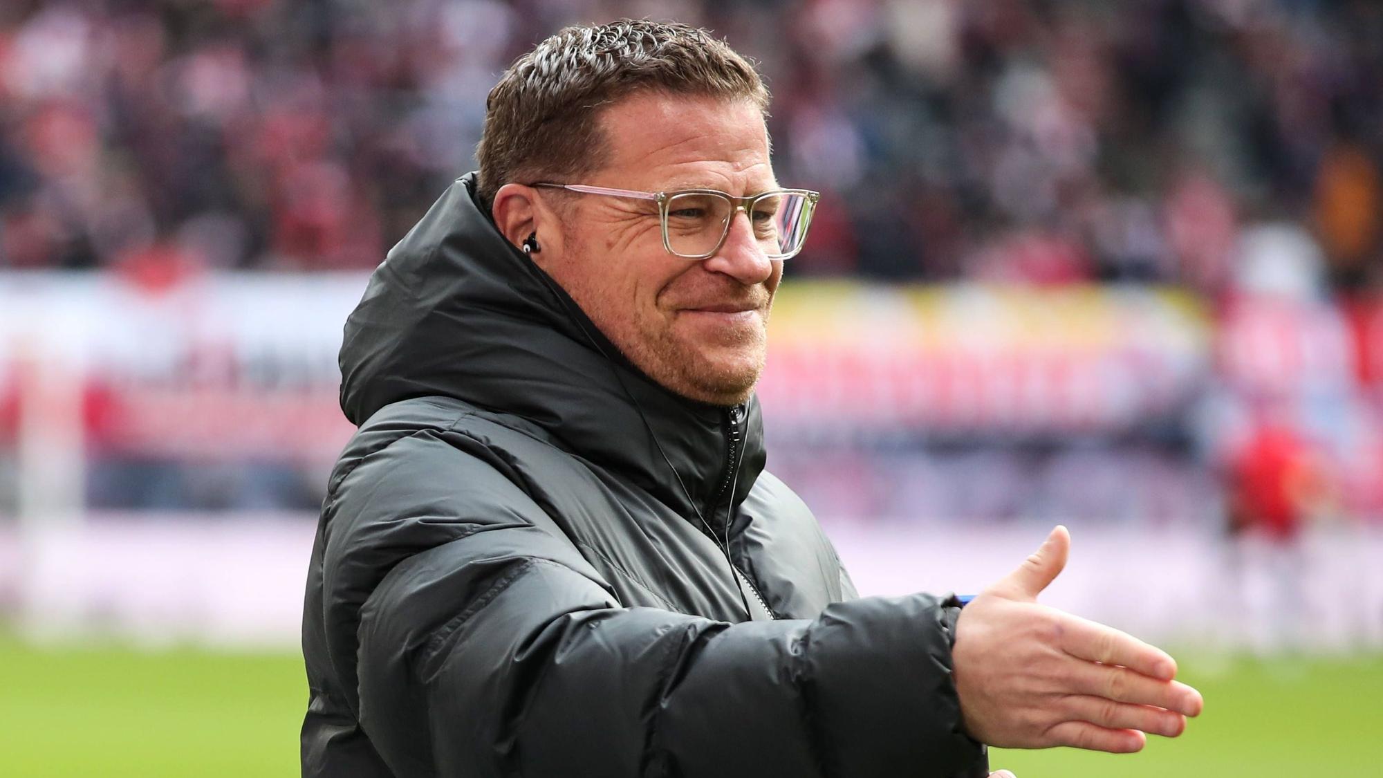 Max Eberl streckt seine rechte Hand zum Handshake raus.