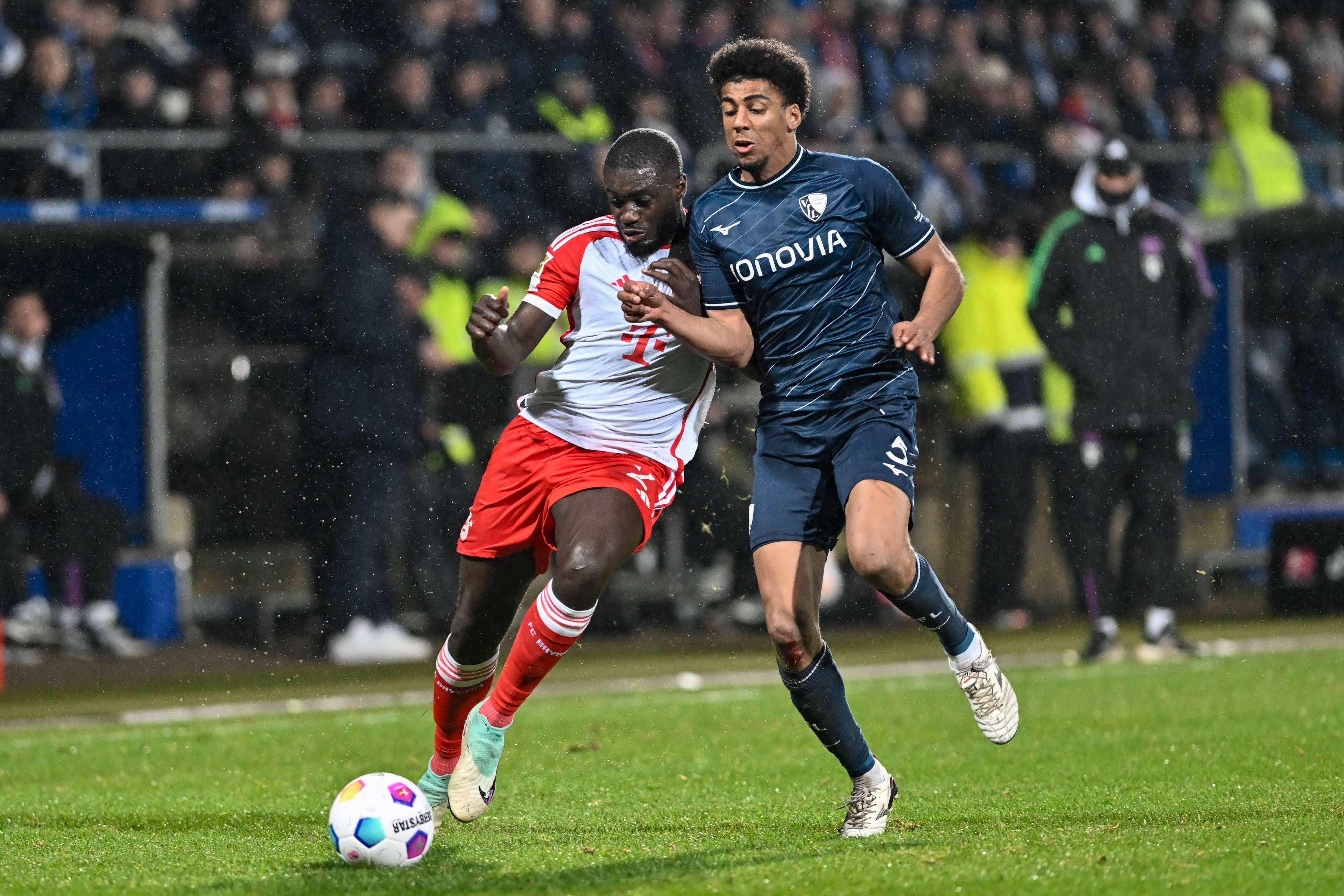 Bernardo im Zweikampf mit Dayot Upamecano.