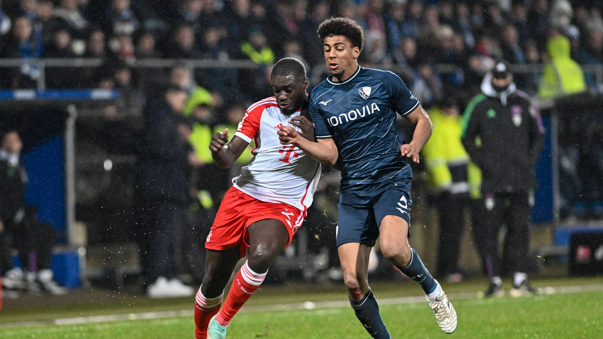 Bernardo im Zweikampf mit Dayot Upamecano.