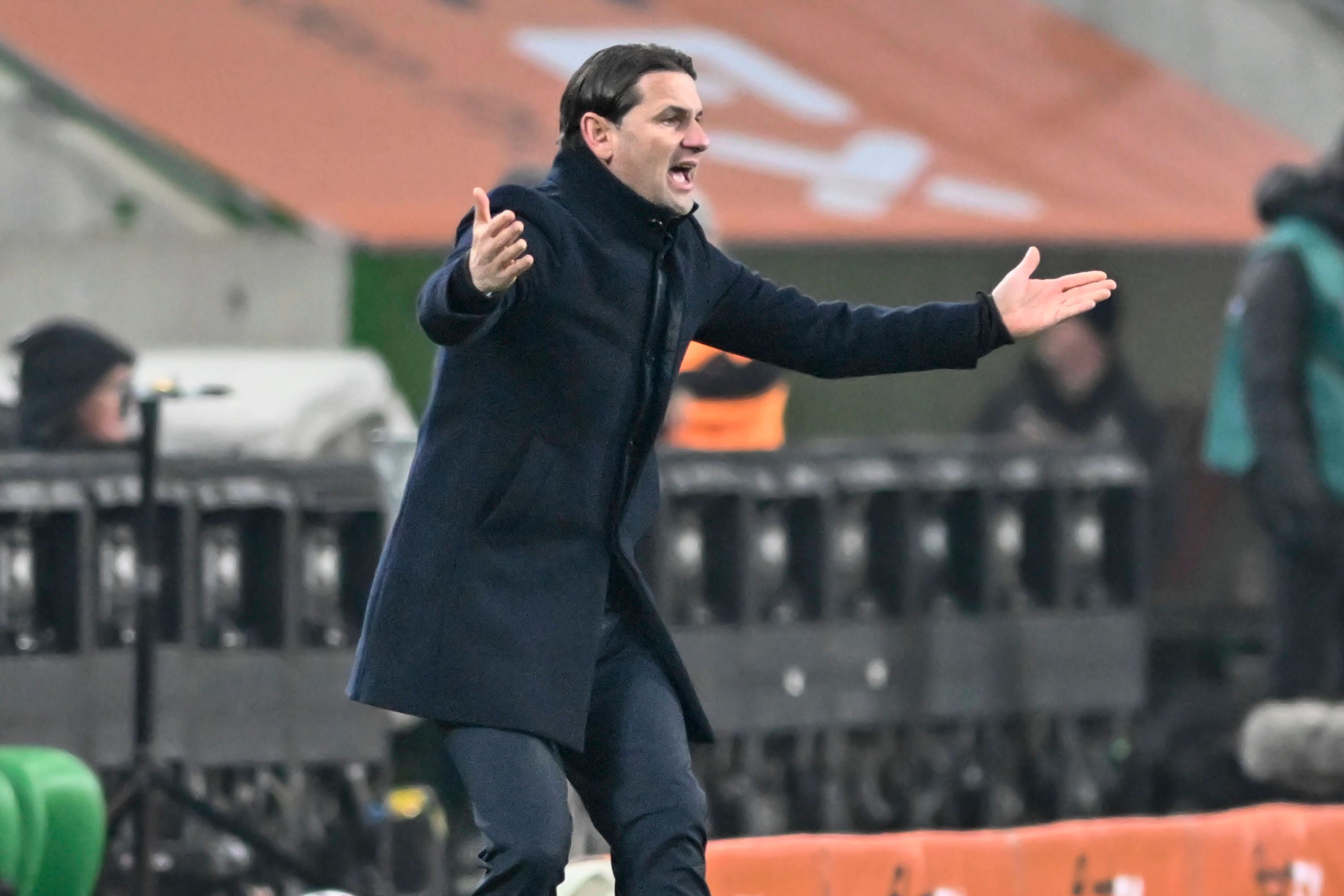 Gerardo Seoane streckt beide Arme raus.