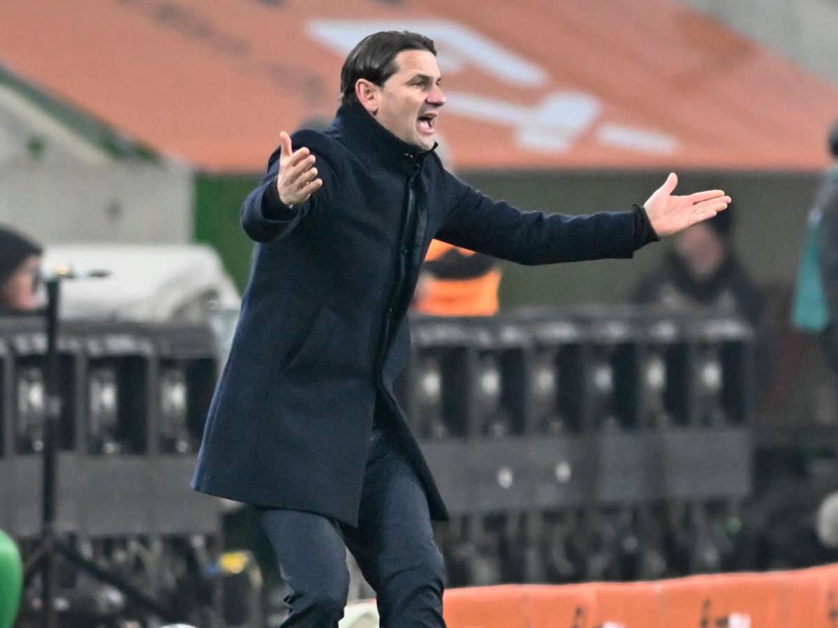 Gerardo Seoane streckt beide Arme raus.