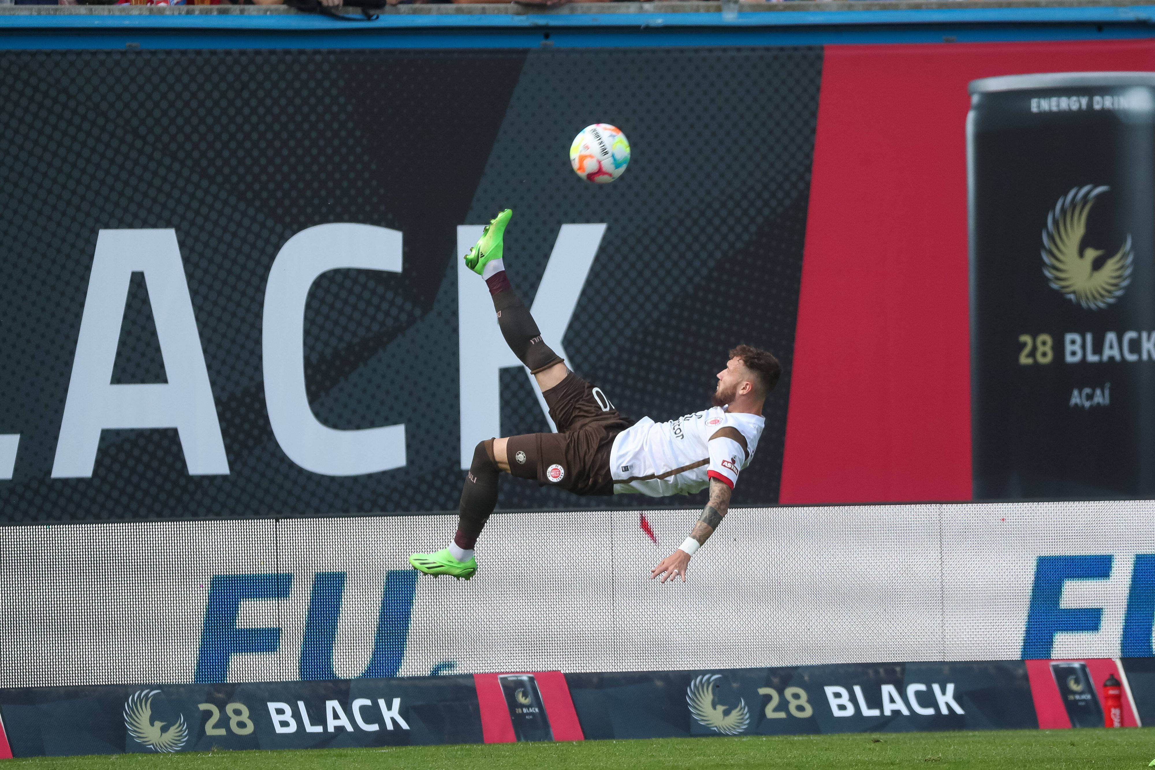 Marcel Hartel im Pauli-Trikot beim Fallrückzieher.
