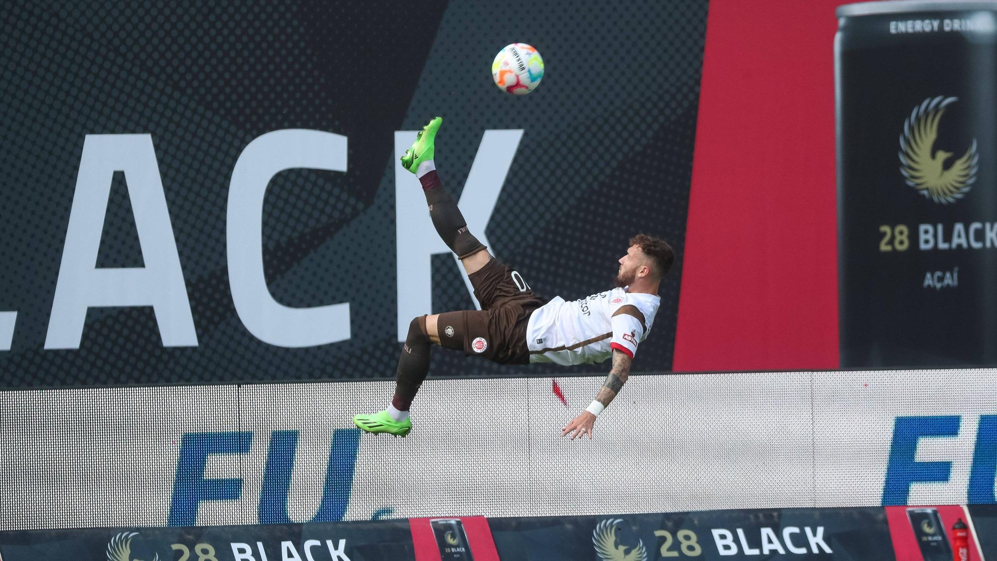 Marcel Hartel im Pauli-Trikot beim Fallrückzieher.