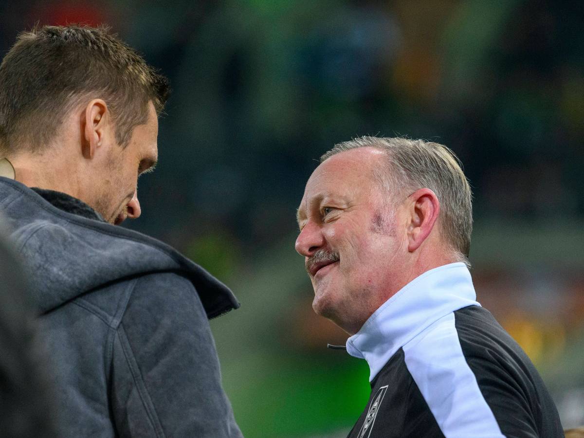 Roland Virkus spricht mit Sebastian Kehl.